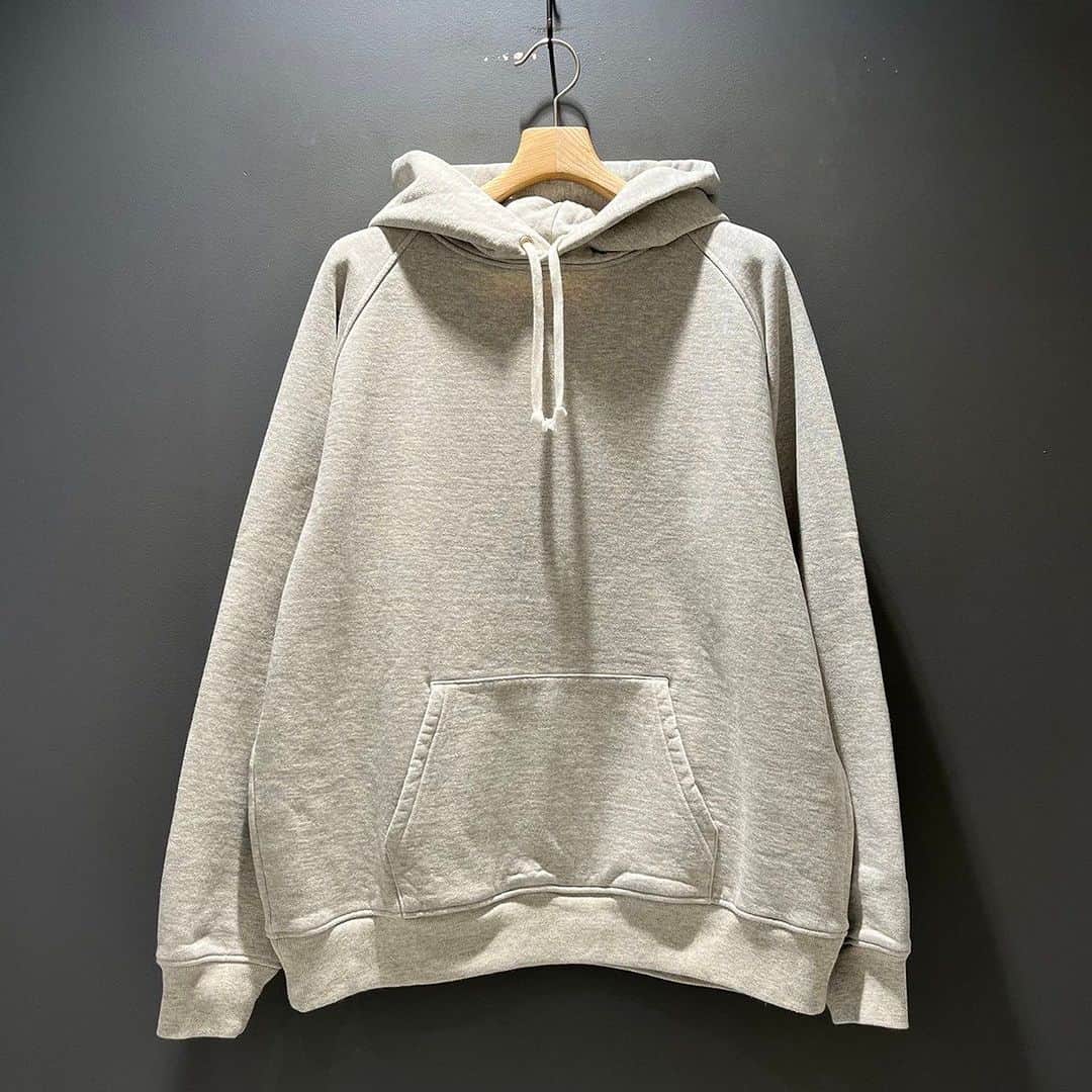 のインスタグラム：「＜COMOLI＞ Mens Cotton 吊裏毛 Hoodie ¥41,800-(inc.tax) Item No.11-13-0438 BEAMS JAPAN 2F ☎︎03-5368-7317 ※こちらの商品は入荷と投稿の時間差により、在庫のご用意が無い場合がございます。ご了承下さい。 @beams_japan #comoli #beams #beamsjapan #beamsjapan2nd Instagram for New Arrivals Blog for Recommended Items」