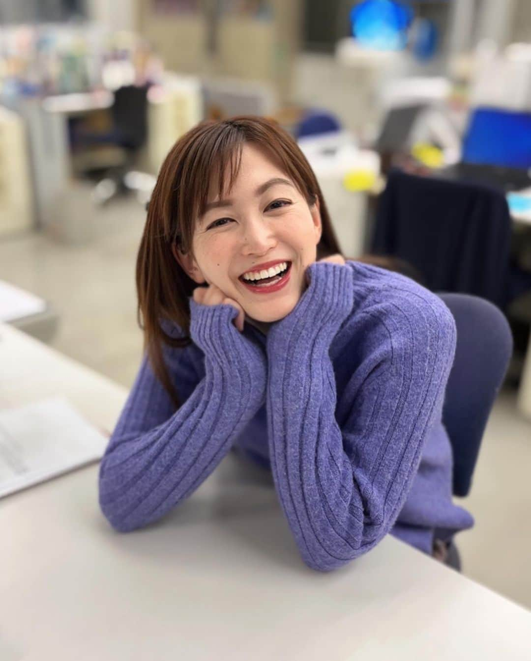 西﨑梨乃さんのインスタグラム写真 - (西﨑梨乃Instagram)「. 週の中休みの水曜日🫧 . 土日の出勤が続いていたので 平日に休みをいただいております😪 . 思う存分、睡眠を取ったり 見たかったアニメを一気に見たり 美味しいものを食べに行ったりと あっという間に時間は過ぎてしまうものです🥹✨ . あすは祝日でお休みの方も多いと思いますが 私は変わらず、お天気コーナーで 出てきますのでよろしくお願いします🫶 . まったり感出ている写真とともに🫶 . . @rino_nishizaki . . #西日本放送 #RNC #岡山 #香川 #アナウンサー #西﨑梨乃」11月22日 19時27分 - rino_nishizaki