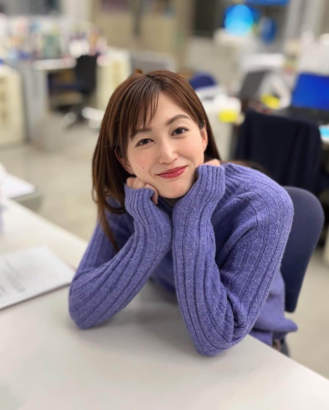 西﨑梨乃さんのインスタグラム写真 - (西﨑梨乃Instagram)「. 週の中休みの水曜日🫧 . 土日の出勤が続いていたので 平日に休みをいただいております😪 . 思う存分、睡眠を取ったり 見たかったアニメを一気に見たり 美味しいものを食べに行ったりと あっという間に時間は過ぎてしまうものです🥹✨ . あすは祝日でお休みの方も多いと思いますが 私は変わらず、お天気コーナーで 出てきますのでよろしくお願いします🫶 . まったり感出ている写真とともに🫶 . . @rino_nishizaki . . #西日本放送 #RNC #岡山 #香川 #アナウンサー #西﨑梨乃」11月22日 19時27分 - rino_nishizaki