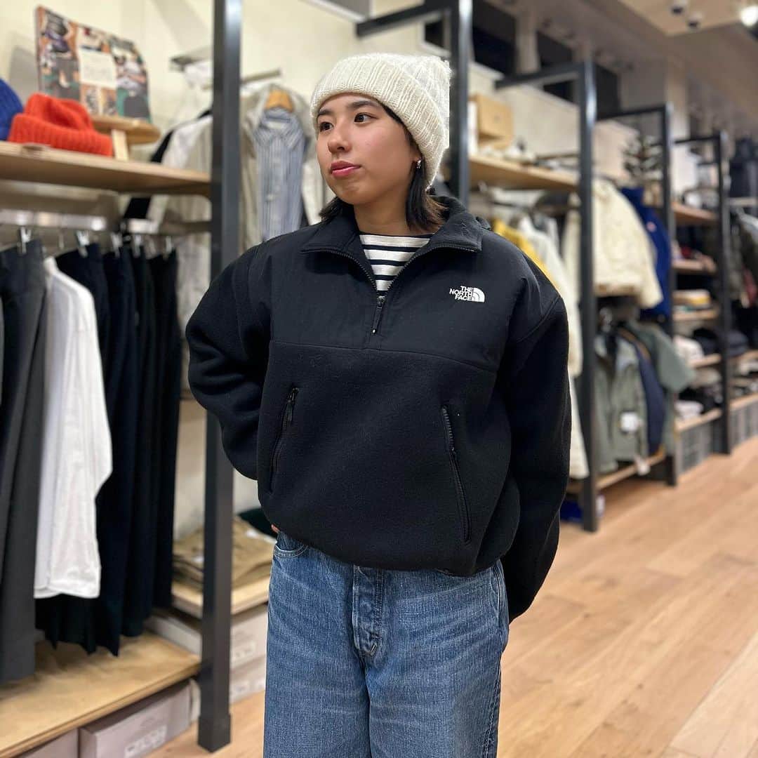 SUNDAY MOUNTAINのインスタグラム：「. 女性らしいシルエットが可愛い ノースフェイス定番のデナリジャケットの "ハーフジップモデル"🙌🏻  ハーフジップタイプは ファスナーの開け閉めでコーディネートの 雰囲気が変えられるのが最大の魅力！  ショート丈になっているので、 ハイウエストのパンツや ロングスカートと相性抜群👗◎ コーディネートの幅が広がる一着です もちろん保温性もバッチリです👌🏻  ▶︎THENORTHFACE プルオーバーデナリジャケット ¥22,550  #THEGATE #sundaymountain  #サンデーマウンテン #THENORTHFACE #ノースフェイス #デナリジャケット」