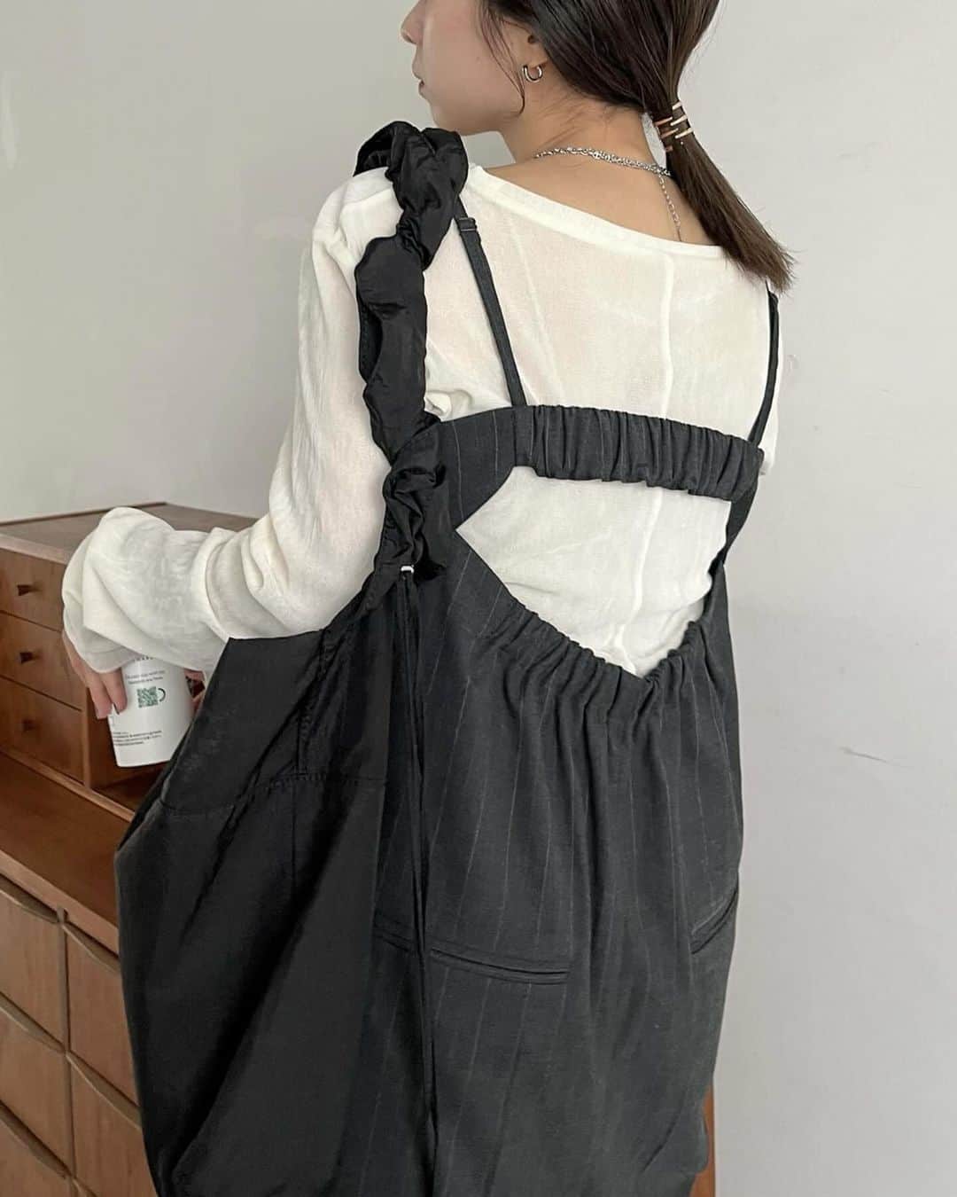 のインスタグラム：「【preorder】 ⁡ ⁡ ⁡ ⁡ ⁡ ⁡ ☑︎ベアサロペット charcoal gray / brown ⁡ ⁡ ⁡ ⁡ スタイリッシュに決まるベアサロペット ⁡ 厚みはあるけど柔らかい生地感で着心地がよく さりげないストライプ柄がポイント◎ ⁡ 細めのキャミ紐やバッグが開いているのも メンズライクな中にも女性らしさがあります！ ⁡ ⁡ ⁡ ⁡ ⁡ #capricieuxlemage#カプリシュレマージュ#大人カジュアル#ootd#置き画#シンプルコーデ#きれいめコーデ#きれいめカジュアル#低身長コーデ#高身長コーデ#シンプルコーデ#淡色#ベージュコーデ#淡色コーデ#淡色女子#大人カジュアル#カジュアルコーデ#サロペット」