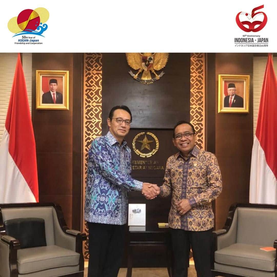 石井正文のインスタグラム：「Saya melakukan kunjungan kehormatan untuk berpamitan kepada Bapak Pratikno, Menteri Sekretaris Negara. 🙏🏻🙂 Saya menyampaikan rasa terima kasih atas segala bantuan dan kerja sama yang diberikan Bapak Pratikno pada kunjungan tamu VIP dari Jepang termasuk kunjungan kenegaraan Sri Baginda Kaisar dan Permaisuri Jepang pada bulan Juni lalu.  プラティクノ国家官房長官に離任表敬を行いました。本年６月の天皇皇后両陛下の御訪問を始めとする日本からの要人の来訪時における同長官による様々な支援・協力に感謝を申し上げました。」