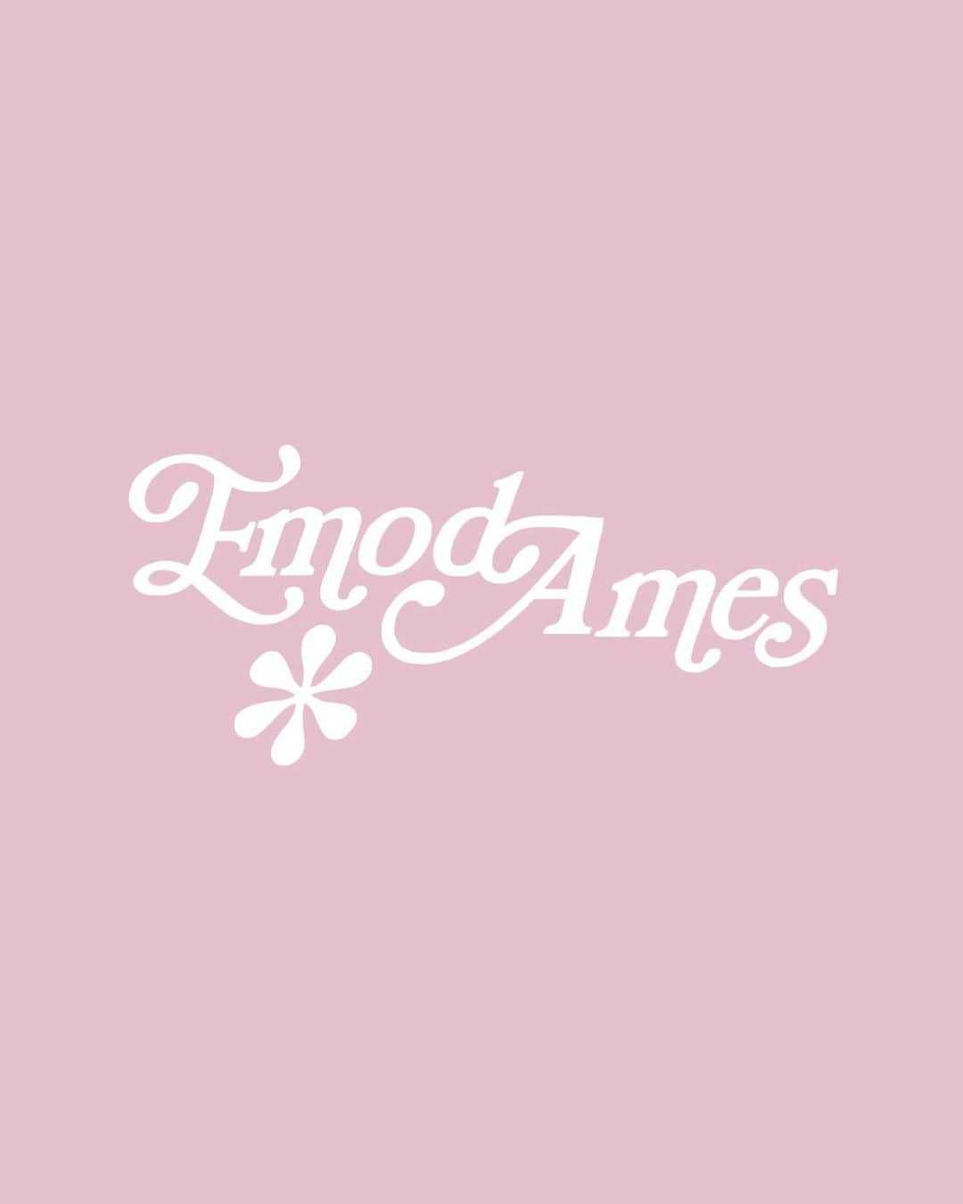 EMODAのインスタグラム：「2023 AUTUMN＆WINTER collaboration Ames Worldwide×EMODA ＿＿＿＿＿＿＿＿＿＿＿＿＿＿＿＿＿＿＿＿＿＿＿＿ 「EMODA」とソウル発のモードストリートウェアブランド「Ames Worldwide」( @ames_worldwide )の初の日韓コラボレーションアイテムが11/22(水)発売。 ＿＿＿＿＿＿＿＿＿＿＿＿＿＿＿＿＿＿＿＿＿＿＿＿ - collaboration item -  ・【Ames Worldwide×EMODA】EMBROIDERY CROP KNIT GRY,PNK,NVY　￥6,490 tax'in  ・【Ames Worldwide×EMODA】COLOR FLUFFY LOGO CARDIGAN GRY,ORG,BLU　￥9,790 tax'in  ・【Ames Worldwide×EMODA】LOGO HALF ZIP OVER TOP GRY,NVY　￥9,790 tax'in  ・【Ames Worldwide×EMODA】LOGO SWEAT PANTS GRY,NVY　￥9,790 tax'in  ・【Ames Worldwide×EMODA】MOTIF BEADS NECKLACE WHT,BLK　￥5,390 tax'in ＿＿＿＿＿＿＿＿＿＿＿＿＿＿＿＿＿＿＿＿＿＿＿＿ 【発売詳細】 ・場所：RUNWAYchannel、店舗限定〈渋谷109/ルミネエスト新宿/名古屋PARCO/梅田HEPFIVE/福岡PARCO/札幌PARCO〉 ・発売日：11/22(wed)  ■Ames Worldwide( @ames_worldwide ) 韓国・ソウル発のモードストリートウェアブランド。多くのKPOPアーティストに愛用されるユニセックスブランド。  ■60%( @sixtypercent_official )にてコラボアイテム発売中 アジアのファッションを世界へ発信するパイオニアとして2018年にスタートしたオンラインストア。 韓国、インドネシア、中国、タイ、ベトナム、日本などのアジア10カ国以上から入手困難なストリートブランドを中心に約1200以上のブランドを取り扱う。 ＿＿＿＿＿＿＿＿＿＿＿＿＿＿＿＿＿＿＿＿＿＿＿＿  #EMODA #AmesWorldwide #collaboration #아메스월드와이드 #에모다 #streetfashion #koreanfashion」