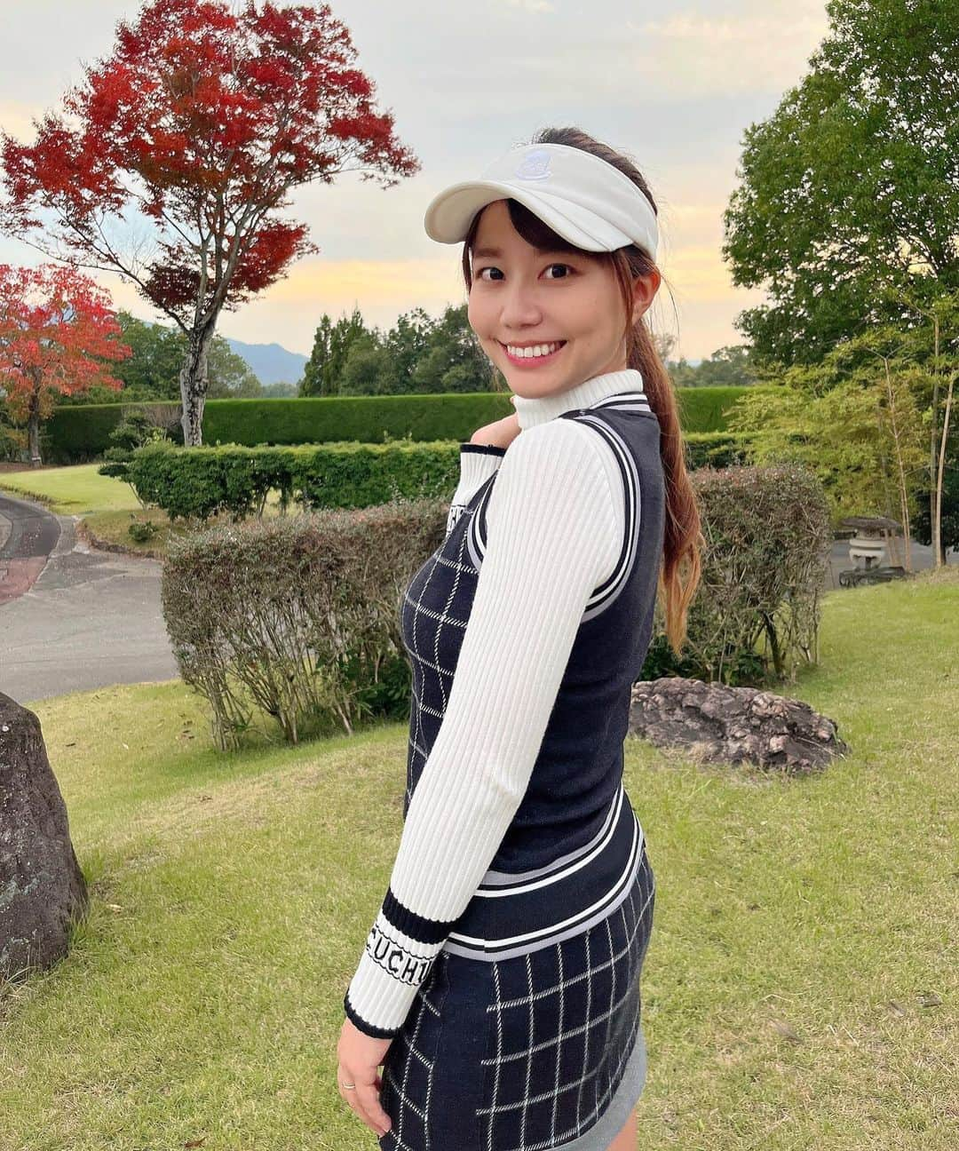 とくさきさんのインスタグラム写真 - (とくさきInstagram)「@chucuchu_official の秋コーデ🍁❤️⛳️ 白ニットに黒のセットアップを合わせてみたよ✨ . そしてやっぱり今回もモノトーンコーデを組んでしまっている私。笑  #PR#ゴルフ#ゴルフ女子#golf#golfgirl#golfswing#ゴルフスイング#sports#スポーツ#スポーツ女子#골프#골프여자#尔夫球#高尔夫#ゴルフウェア#golfwear」11月22日 19時39分 - tokusaki_golf