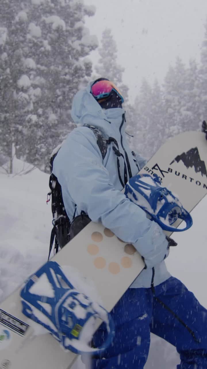Burton Japanのインスタグラム：「ブランド誕生以来、Burtonのルーツはスノーボードにあります。オールマウンテン、パーク、パウダー、グルーマー、バックカントリー、そしてスプリットまで、あらゆるジャンルをカバーするボードが揃っています。チームライダー愛用のボードをプロフィールのリンクからチェックしてみてください。📹: @k4mara2000 #Burton #snowboarding」