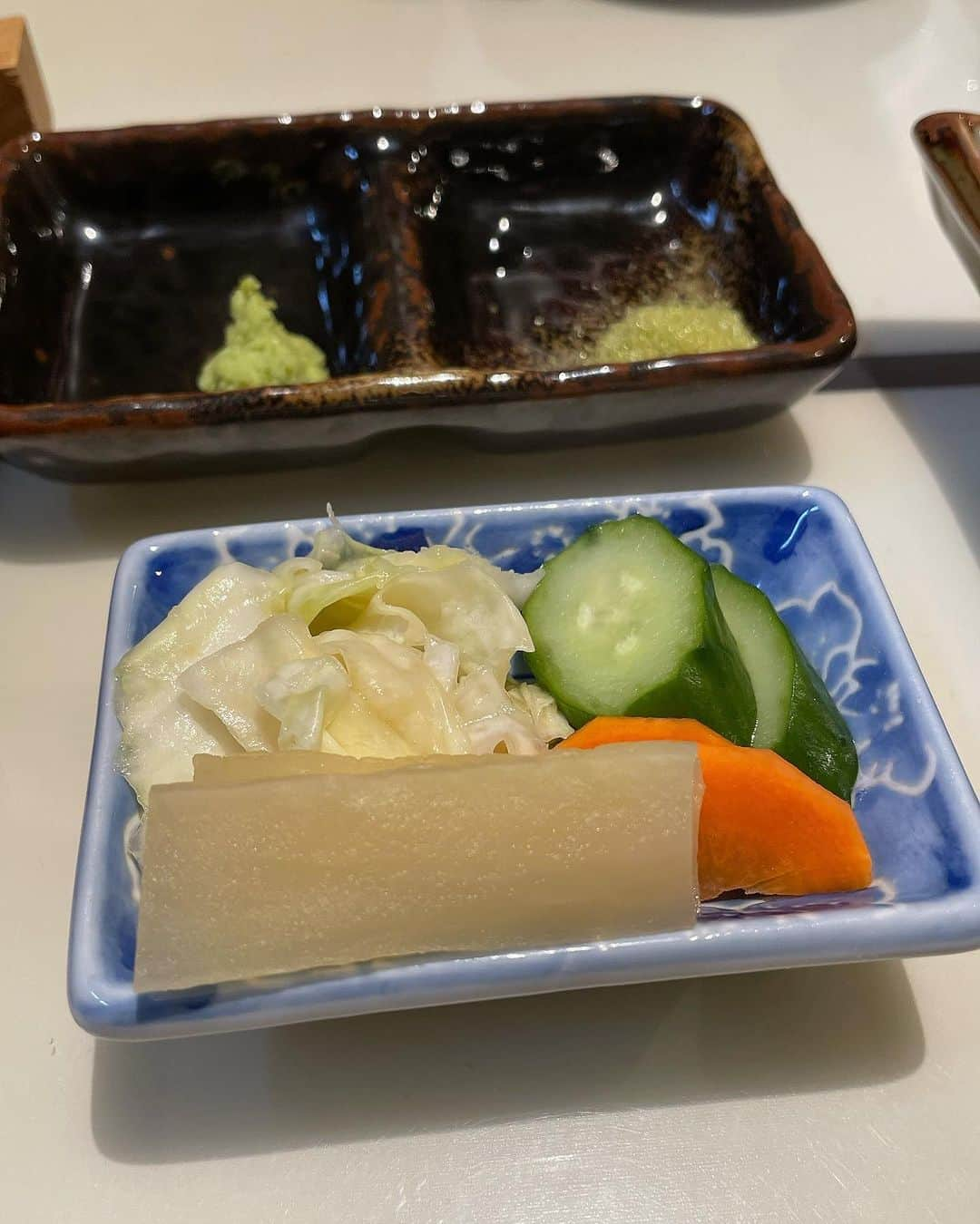 ごはんですよさんのインスタグラム写真 - (ごはんですよInstagram)「最近とんかつを食べてるところをみないとある部長さんと久しぶりにご飯。  うなぎを待ってる間にお互い飼ってる最愛のねこ様自慢大会を開催。 部長さんのねこ様はハチちゃんって名前。ハチじゃなくてにゃんって呼ばないと反応しないんだって。かわいいなあ。  かとうのねこ様はミケランジェロって名前。ミケって呼んでる。家の中の壁をガリガリしまくる破壊系芸術家。そしてちゃおちゅ〜る狂い。  うちの子が一番かわいい自慢をするのが楽しいのである。  ■ 白焼き＋ご飯＋肝吸い 魚政さんは白焼きもやっぱり美味しいなあ。 身はふわふわ、皮はパリッと。食感の対比が楽しい。  うなぎそのものの旨みと個性が白焼きだとわかりやすいのも好き。今回はいつもよりうなぎちゃんがさっぱりしてる印象。脂身は重くなくて軽ろか、ジューシーな身が口の中で溶けていくのがしあわせだ。 そのままでも少しの塩と合わせてもバッチリさ。  ■ う巻き 甘めの出汁巻き玉子の中にはうなぎがたんまりイン。 魚政さんは贅沢う巻きランキング上位なのでは？ 最高のご飯のお供になる逸品。  第二回ねこ様自慢大会の開催を約束したから次も楽しみ。  うちの子が一番かわいいけどね。  #うなぎ魚政 #四ツ木グルメ #うなぎ」11月22日 19時32分 - pakupakumeshi