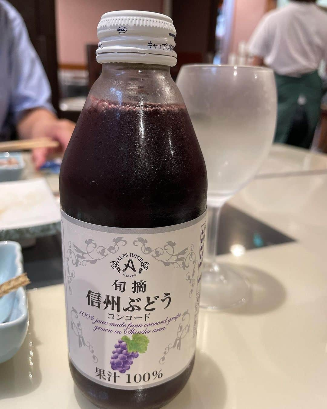 ごはんですよさんのインスタグラム写真 - (ごはんですよInstagram)「最近とんかつを食べてるところをみないとある部長さんと久しぶりにご飯。  うなぎを待ってる間にお互い飼ってる最愛のねこ様自慢大会を開催。 部長さんのねこ様はハチちゃんって名前。ハチじゃなくてにゃんって呼ばないと反応しないんだって。かわいいなあ。  かとうのねこ様はミケランジェロって名前。ミケって呼んでる。家の中の壁をガリガリしまくる破壊系芸術家。そしてちゃおちゅ〜る狂い。  うちの子が一番かわいい自慢をするのが楽しいのである。  ■ 白焼き＋ご飯＋肝吸い 魚政さんは白焼きもやっぱり美味しいなあ。 身はふわふわ、皮はパリッと。食感の対比が楽しい。  うなぎそのものの旨みと個性が白焼きだとわかりやすいのも好き。今回はいつもよりうなぎちゃんがさっぱりしてる印象。脂身は重くなくて軽ろか、ジューシーな身が口の中で溶けていくのがしあわせだ。 そのままでも少しの塩と合わせてもバッチリさ。  ■ う巻き 甘めの出汁巻き玉子の中にはうなぎがたんまりイン。 魚政さんは贅沢う巻きランキング上位なのでは？ 最高のご飯のお供になる逸品。  第二回ねこ様自慢大会の開催を約束したから次も楽しみ。  うちの子が一番かわいいけどね。  #うなぎ魚政 #四ツ木グルメ #うなぎ」11月22日 19時32分 - pakupakumeshi