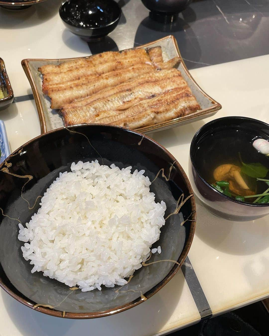 ごはんですよさんのインスタグラム写真 - (ごはんですよInstagram)「最近とんかつを食べてるところをみないとある部長さんと久しぶりにご飯。  うなぎを待ってる間にお互い飼ってる最愛のねこ様自慢大会を開催。 部長さんのねこ様はハチちゃんって名前。ハチじゃなくてにゃんって呼ばないと反応しないんだって。かわいいなあ。  かとうのねこ様はミケランジェロって名前。ミケって呼んでる。家の中の壁をガリガリしまくる破壊系芸術家。そしてちゃおちゅ〜る狂い。  うちの子が一番かわいい自慢をするのが楽しいのである。  ■ 白焼き＋ご飯＋肝吸い 魚政さんは白焼きもやっぱり美味しいなあ。 身はふわふわ、皮はパリッと。食感の対比が楽しい。  うなぎそのものの旨みと個性が白焼きだとわかりやすいのも好き。今回はいつもよりうなぎちゃんがさっぱりしてる印象。脂身は重くなくて軽ろか、ジューシーな身が口の中で溶けていくのがしあわせだ。 そのままでも少しの塩と合わせてもバッチリさ。  ■ う巻き 甘めの出汁巻き玉子の中にはうなぎがたんまりイン。 魚政さんは贅沢う巻きランキング上位なのでは？ 最高のご飯のお供になる逸品。  第二回ねこ様自慢大会の開催を約束したから次も楽しみ。  うちの子が一番かわいいけどね。  #うなぎ魚政 #四ツ木グルメ #うなぎ」11月22日 19時32分 - pakupakumeshi