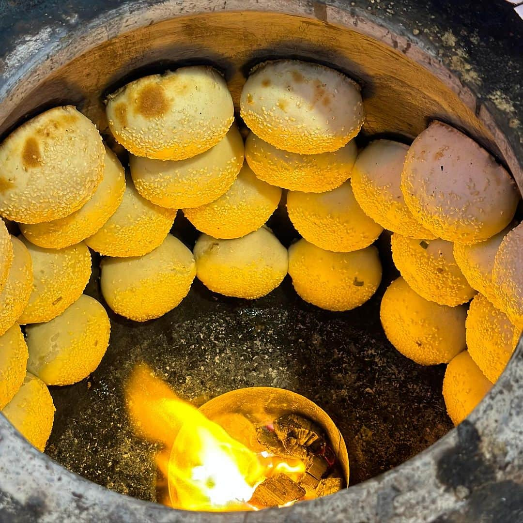 ベリッシモ・フランチェスコのインスタグラム：「Buonoooo!💕 Delicious Pepper Mochi at Huaxi Street Night Market!😍 華西街觀光夜市で美味しい元祖胡椒餅を頂きました！😋 Delizioso Hujiao Bing al Huaxi Street Night Market!❤️  #胡椒餅 #元祖胡椒餅 #peppermochi #hujiaobing #peppercake #フージャオピン #huaxistreetnightmarket #huaxinightmarket #華西街觀光夜市 #台北 #臺北 #台北美食 #台北グルメ #ベリッシモ #nightmarket #taipei #taiwan #taipeifood #taipeistreetfood #taipeigourmet #taiwanfood #料理研究家ベリッシモ #イタリア料理研究家ベリッシモフランチェスコ #イタリア料理研究家 #イタリア人 #イタリアの種馬 #cheflife #francescobellissimo #francescobellissimochef #foodporn」