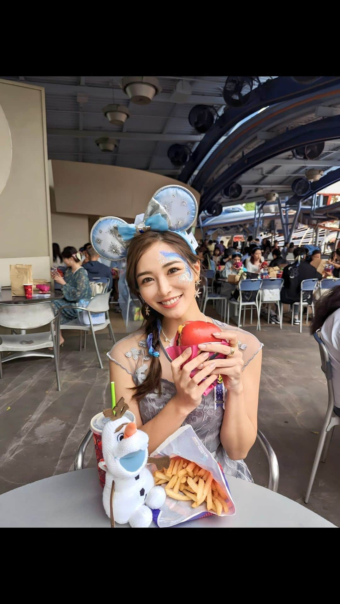 石井里奈のインスタグラム：「香港ディズニーランドでのランチ🍙 ディズニーに行くと食べたくなるハンバーガー🍔 パンが赤くて珍しかった❤️ コーラとフルイドポテトと一緒に🍟 日本と違うフードを楽しめるのも楽しみ方の1つ。 . カチューシャはエルサのミッキーカチューシャ♥️ ヴェールもついてて豪華だよ！ カスタムカチューシャだったり本当に色んな種類があるので必見です👀✨ . #HKDisneyland #WorldofFrozen #ワールドオブフローズン #Frozen #アナと雪の女王 #LetItGo #香港ディズニーランド #Disneyland #Disney #ディズニーランド #ディズニー #アナ雪 #ディズニー好き #ディズニー情報 #ディズニーコーデ #ディズニーバウンド #エルサ #elsa #ForTheFirstTimeInForever #生まれて初めて #ディズニーフード #ハンバーガー」