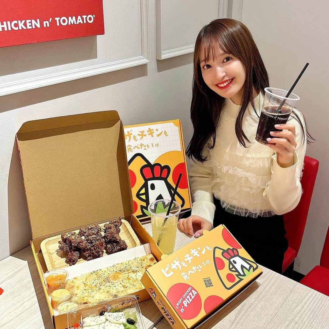 あかねぴのインスタグラム：「. ⁡ Uberでよくお世話になってる CRISPY CHICKEN n' TOMATO🍗💕 ⁡ 新しく韓国PIZZAと韓国チキンのお店 CRISPY CHICKENn’ PIZZAがオープンということで お店に食べに行ってきました〜♡ ⁡ お好きなチキンとお好きなピザを組み合わせれる CCPセットを2人でシェアして食べたよ🍕 ⁡ これからのクリスマスシーズンや年末に みんなで楽しむのにもぴったり🎉 ⁡ ⁡ @crispy_chicken_tomato  @crispy_chicken_pizza  ⁡ #pr #crispychickenandtomato #クリスピーチキンアンドトマト #韓国チキン #ピザパ #渡韓ごっこ #韓国料理 #韓国グルメ #おうち韓国 #千歳烏山グルメ」