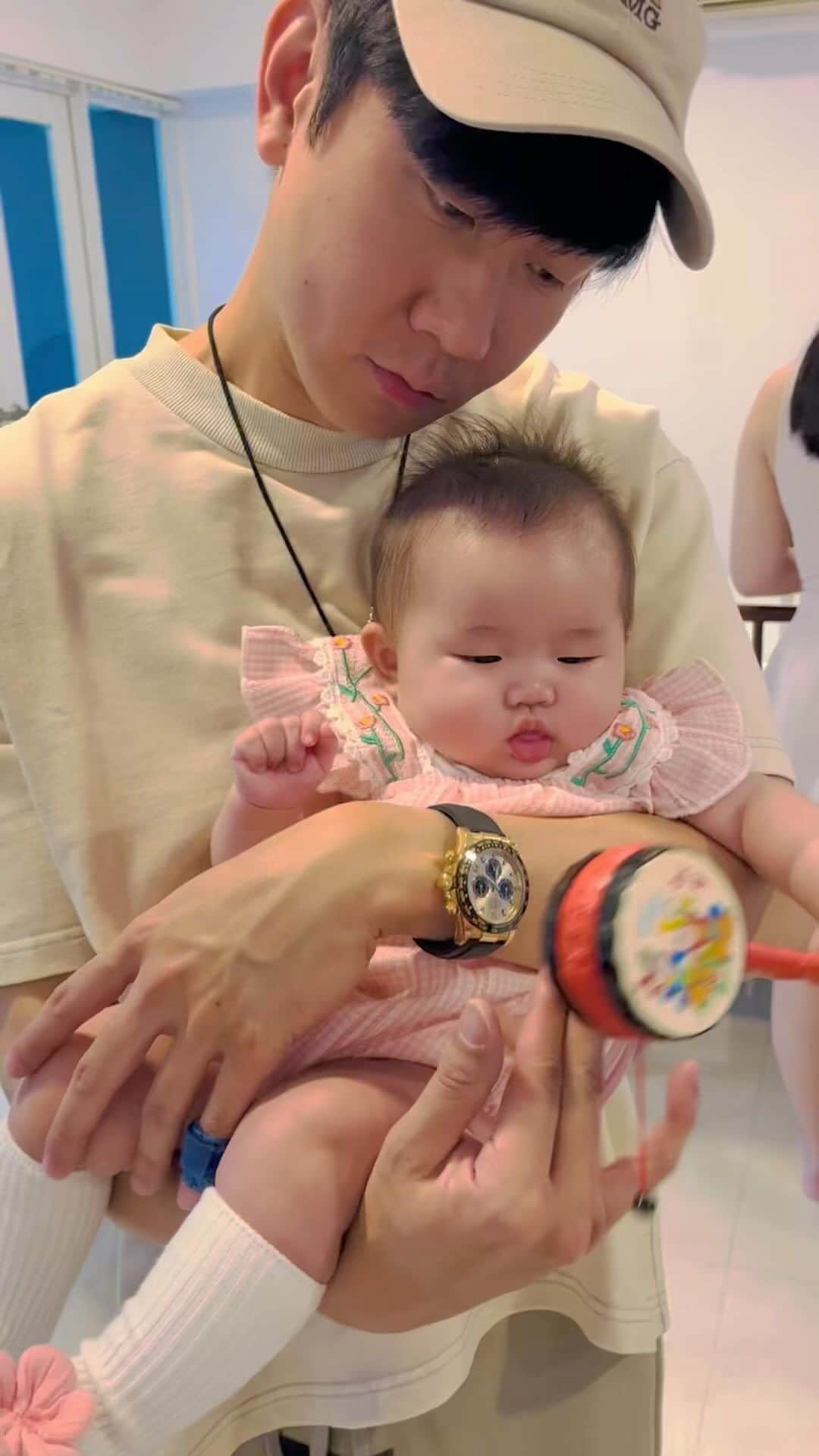 林俊傑のインスタグラム：「跟我姪女一起完成第一個作品！ Completing our very first musical work! @charlotte_cncbaby  #niece」