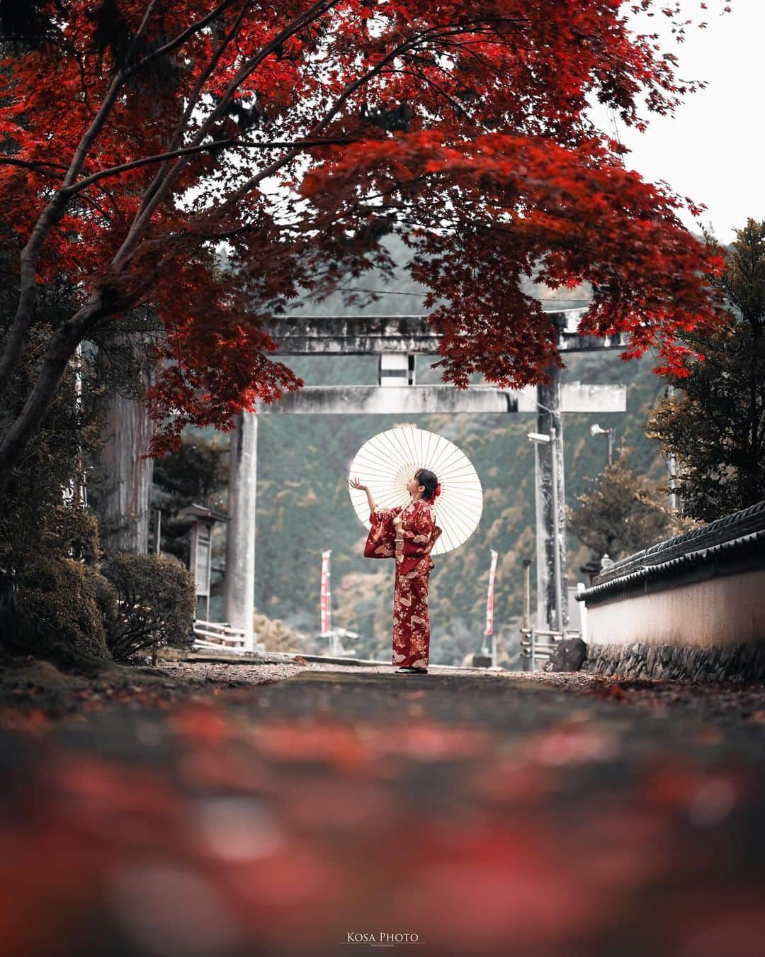 コサさんのインスタグラム写真 - (コサInstagram)「初めましての「清水寺/せいすいじ」の紅葉  ファーストショットから9mmの超広角でぶっ飛ばしました👍 紅葉の具合をこまめに更新してくれてた @eririn1502 さんありがとうございます🙇‍♂️ . Location:和歌山 Wakayama /Japan🇯🇵 Date:2023年11月 in frame: @chami_2nd Camera:Z9 / LAOWA 9mm F5.6 W-Dreamer SpecialThanks: @eririn1502  . #みんすと紅葉祭 #nikoncreators #nikoncreators_2023morningandnight #japancityblues #jp_portrait_collection #ポトレファン倶楽部 #ポトレ撮影隊 #jp_mood #jp_portrait部 #clv_galerie #暗がり同盟 #m_v_shotz #Rox_Captures #japan_waphoto #deaf_b_j_ #mf_landscape #invisible_cool_part #Lovers_Nippon #じゃびふる #raw_japan #tokyocameraclub #aridagawa_pic #jgrv_member #team_jp_ #photo_jpn #sorakataphoto #LBJ_KING #清水寺 #広がり同盟メンバー #special_spot_legend」11月22日 19時37分 - kosa_photo
