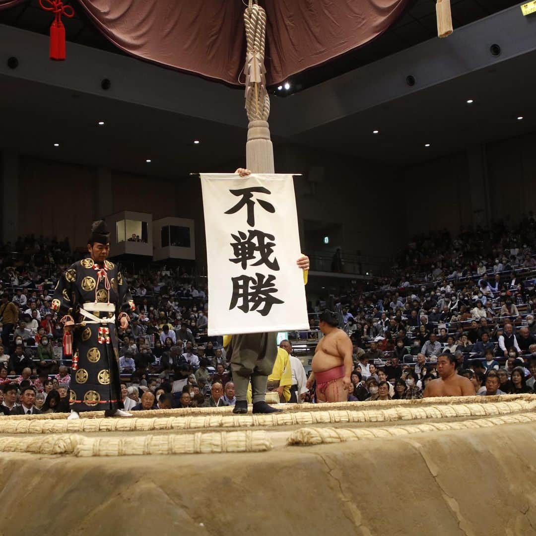 日本相撲協会さんのインスタグラム写真 - (日本相撲協会Instagram)「大相撲九州場所11日目！ 関脇#琴ノ若 が大関#貴景勝 を破る！ 九州場所残り4日まだまだ目が離せません！  2敗　#霧島 #琴ノ若 #熱海富士  3敗　#豊昇龍 #翠富士 #竜電 #一山本   @sumokyokai  #大相撲 #sumo #相撲 #力士 #お相撲さん #japanphoto #sumowrestlers #japanculture  #九州場所 #11月場所 #十一月場所　#福岡国際センター」11月22日 19時47分 - sumokyokai