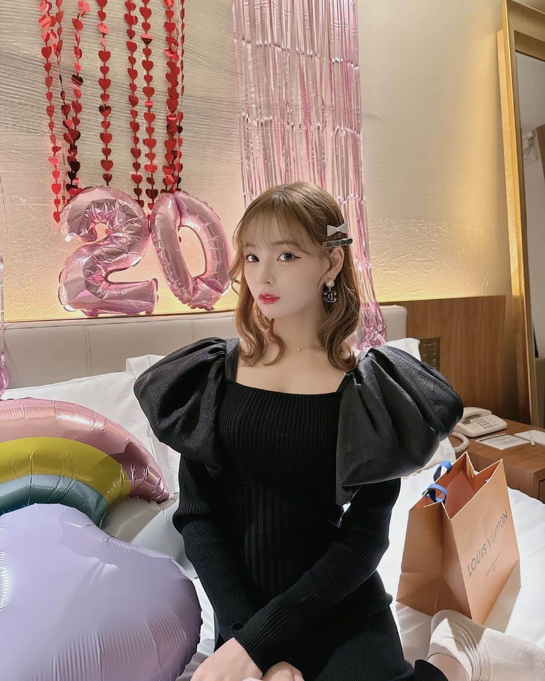 白石佑梨亜のインスタグラム：「先日20歳になりました🌹 ･ 自分がもう20歳になった事にびっくりです🥲 ここまで支えてくれた家族や周りの皆さんに感謝して今年も楽しい1年にしたいと思います(*_ _)♡ ･ ままぱぱありがとう👨‍👩‍👧‍👧❤️」