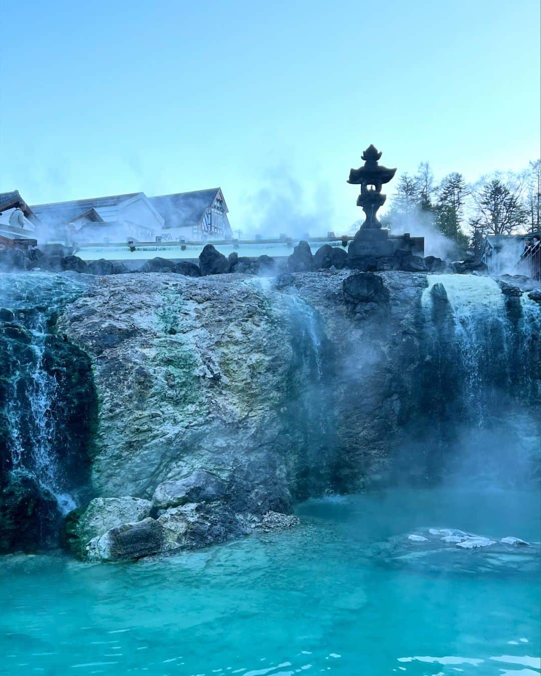 加藤愛梨さんのインスタグラム写真 - (加藤愛梨Instagram)「幻想的な温泉地帯 ♨️🩵 昼間も、夜も綺麗 どっちも好きな時間꙳☄︎」11月22日 19時41分 - l_ovepear