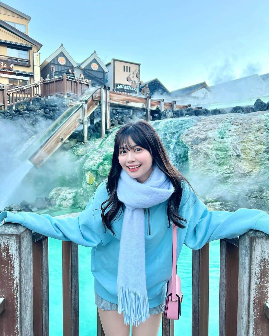 のインスタグラム：「幻想的な温泉地帯 ♨️🩵 昼間も、夜も綺麗 どっちも好きな時間꙳☄︎」
