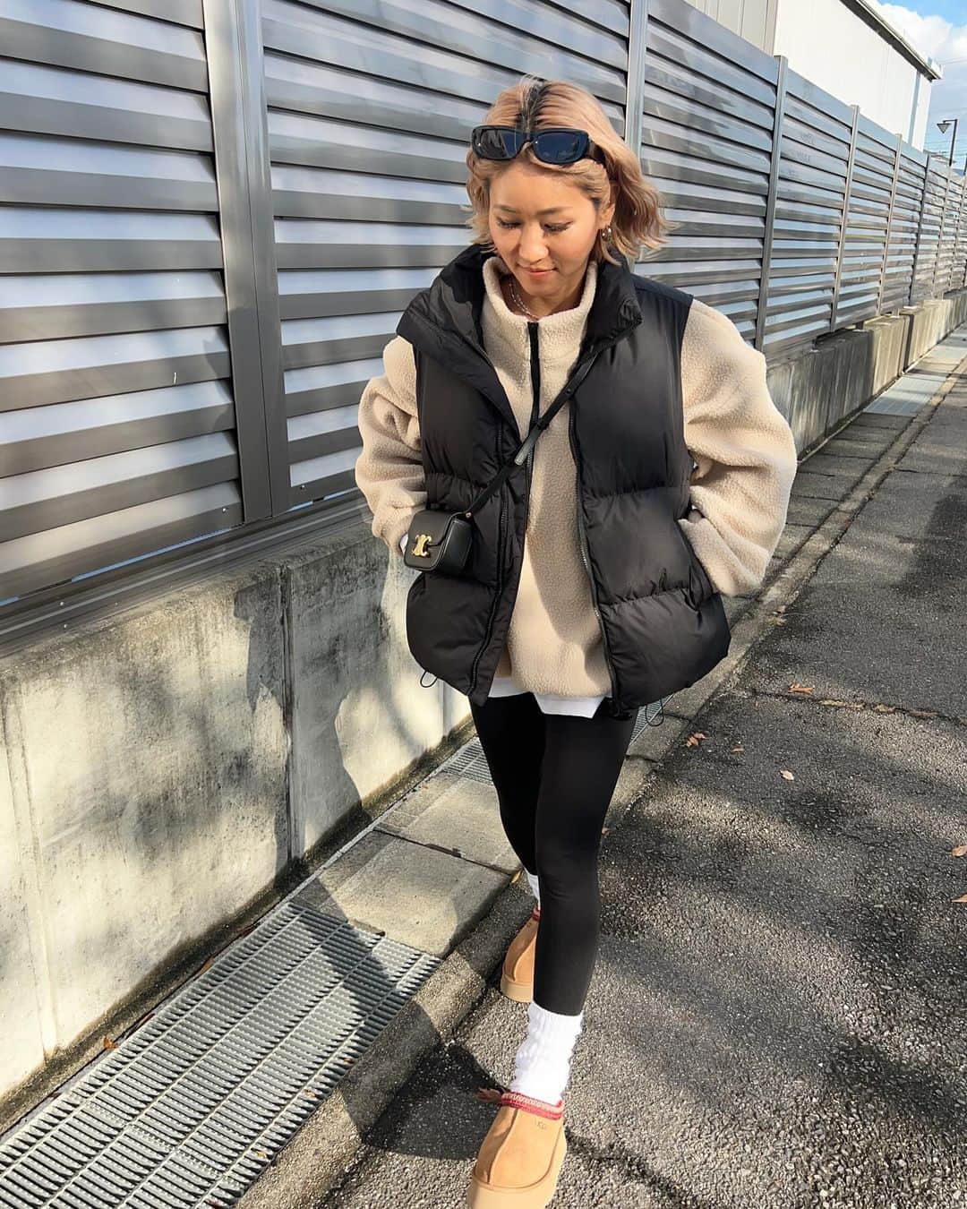 のインスタグラム：「.  久しぶりにSHEINで買ったアイテムたちの コーデ紹介してくよー🫶 今回は4アイテム❤️‍🔥❤️‍🔥  どれも可愛かったけど1番気に入ったのは ハーフジップのボアみたいなトップス😍 首元詰まりすぎないしシルエット最強🔥 ベストは着膨れしないいい感じの厚みで これまたかなり使えるやつ🖤！  2枚目に着てるパーカーも 普通に可愛くて、オーバーサイズ感も👌 これにもベスト合わせちゃえば様になるコーデに✨  3枚目のカーディガンは色味に一目惚れ🩷 どんなコーデにも使えそうだけど 少し寒い時にパーカーの上から😚  うん、いい買い物できた🛍️♡  商品IDとサイズ載せておくね😊 ■ハーフジップボアトップス   商品ID: 22965331/キャメル/XLサイズ  ■ダウンベスト   商品ID:6124572/ブラック/Mサイズ  ■ロゴパーカー 　商品ID: 11981240/Mサイズ  ■カーディガン 　商品ID:23819166/Mサイズ  一緒にクーポンも使ってね❤️‍🔥 お買い上げ金額1～5,999円までは セール価格より15%OFF 6,000円以上は20%OFFになるよ😳🎉  クーポンコード【BFJP249】 有効期限:2024年1月31日まで  試すたび、好きが見つかる。届くたび、好きが増えてく。 30万点以上の人気アイテムが限定値下げ！  @shein_japan  @sheinofficial   #SHEINGoodFinds#SHEINblackfriday#SHEINforAll#loveshein#ad#saveinstyle#PR#冬コーデ#ダウンベスト#ベストコーデ#カジュアルコーデ#大人カジュアルコーデ#オトナカジュアルコーデ#ゆるコーデ#158cmコーデ#骨格ナチュラルコーデ#きょこ#30代ファッション#30代コーデ#プチプラコーデ#プチプラ#SHEIN#shein購入品」