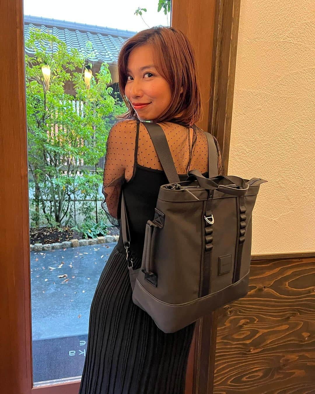 エマ中岡優姫のインスタグラム：「今日もお仕事お疲れ様でーす✨ お仕事で只今、大活躍中の ガストンルーガさんのバッグ🥳 なんとリュックにもなる🥰 PC入れて片手で持ってたら 肩こるし背負えるの嬉しい😘 ガストンルーガのバッグかなり愛用中❤️ まじでおすすめ🤭💜 ブラックフライデーみんな なにか買った？ ガストンルーガも今なら お得にゲットできるぞ🉐✨ ＃ブラックフライデー 全品25%OFFセール 期間限定エコギフトトートプレゼント！ ※数量限定・なくなり次第終了 #gastonluga  #ガストンルーガ  #glbf23  #pr」