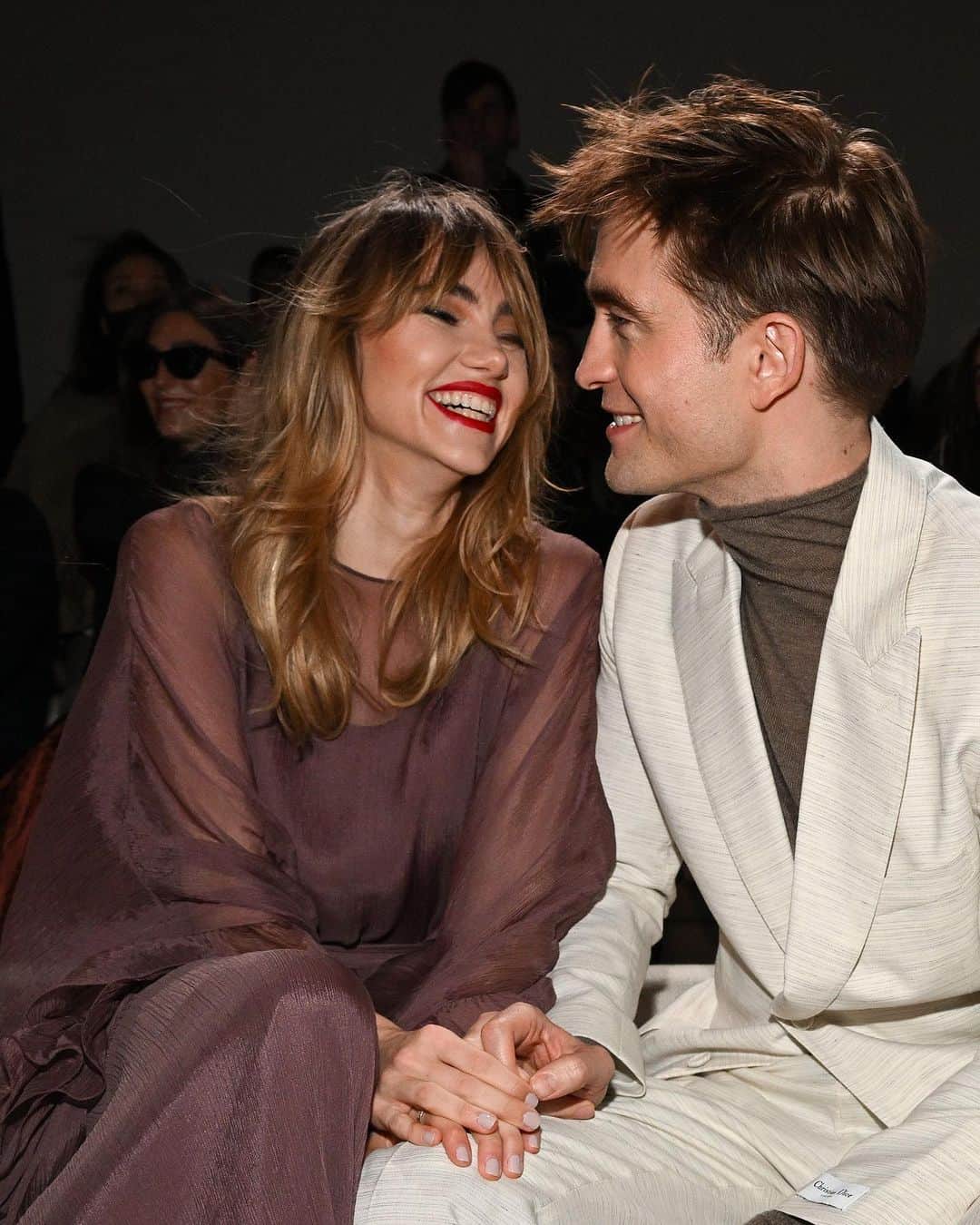 ELLE UKのインスタグラム：「Congratulations to ELLE Style Awards winner and cover star #SukiWaterhouse who has confirmed her pregnancy with boyfriend Robert Pattinson.   The actor and singer announced her pregnancy, telling the crowd while performing at the Corona Capital Festival: 'I’m extra sparkly today because I thought it might distract you from something else that’s going on...I’m not sure if it’s working.'  Congratulations Suki!」