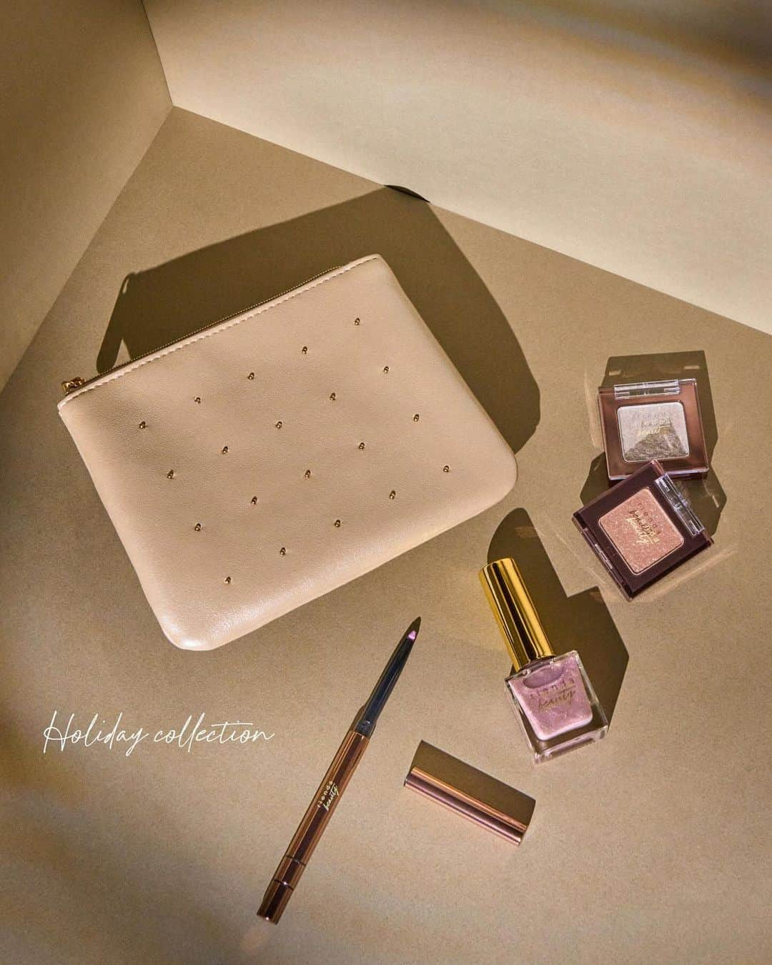 リエンダさんのインスタグラム写真 - (リエンダInstagram)「rienda beauty Holiday Collection 2023 【part.Ⅱ】 11/23(thu)10:00~PRE ORDER ━━━━━━━━━━━━━━━━━ この時期ならではの“きらめき”や“ワクワク”を コスメに詰め込んで。  特別な日にも日常にも。 寄り添いながら、 さりげない変化や華やぎを叶えてくれる ７つのラインアップ。  「私らしさを大切にする人」へ贈る スペシャルなホリデーコレクション。 ㅤㅤㅤㅤㅤㅤㅤㅤㅤㅤㅤㅤㅤ ㅤㅤㅤㅤㅤㅤㅤㅤㅤㅤㅤㅤ ◼️Holiday Collection 2023 Ⅱ ¥6,600(tax in) ㅤㅤㅤㅤㅤㅤㅤㅤㅤㅤㅤㅤㅤ ㅤㅤㅤㅤㅤㅤㅤㅤㅤㅤㅤㅤ ✧NEW ITEM✧  ・Color Eyes Mono（カラー アイズ モノ） 　¥2,420(tax in) 　01 ダイヤモンドシルバー 　濡れたようなツヤ感を演出する、透明ベースの高輝度シルバー。  　02 アンティークゴールド 　まぶたのトップコートとしても活躍する、柔らかに輝くシャンパンゴールド。 ㅤㅤㅤㅤㅤㅤㅤㅤㅤㅤㅤㅤㅤ  ・Blendable Liner（ブレンダブルライナー） 　¥2,420(tax in) 　04 ライラック 　ピュアな印象を作るマットでミルキーなライラック。  ㅤㅤㅤㅤㅤㅤㅤㅤㅤㅤㅤㅤㅤ ✧NEW ITEM✧ ・Nail Polish（ネイルポリッシュ） 　01 ピンクパール 　密度の高いパールが手元に立体感をもたらす、グレージュピンク。  ・オリジナルポーチ 　上品なシャンパンカラーにゴールドのスタッズがアクセントを添える、 　マチなしタイプのシンプルポーチ。内側には便利な仕切りつき。  ㅤㅤㅤㅤㅤㅤㅤㅤㅤㅤㅤㅤㅤ ━━━━━━━━━━━━━━━━━  【WEBSTORE】 予約開始日：11/23(thu)10:00~ 発売日：12/1(fri)  【全国rienda店舗】 発売日：12/1(fri) ㅤㅤㅤㅤㅤㅤㅤㅤㅤㅤㅤㅤㅤ ㅤㅤㅤㅤㅤㅤㅤㅤㅤㅤㅤㅤㅤ━━━━━━━━━━━━━━━━━  #riendabeauty #rienda #リエンダビューティー #クリスマスコフレ #ホリデーコレクション #コスメ #アイシャドウ #アイシャドウライナー #シングルアイシャドウ #ネイルポリッシュ」11月22日 19時45分 - rienda_official