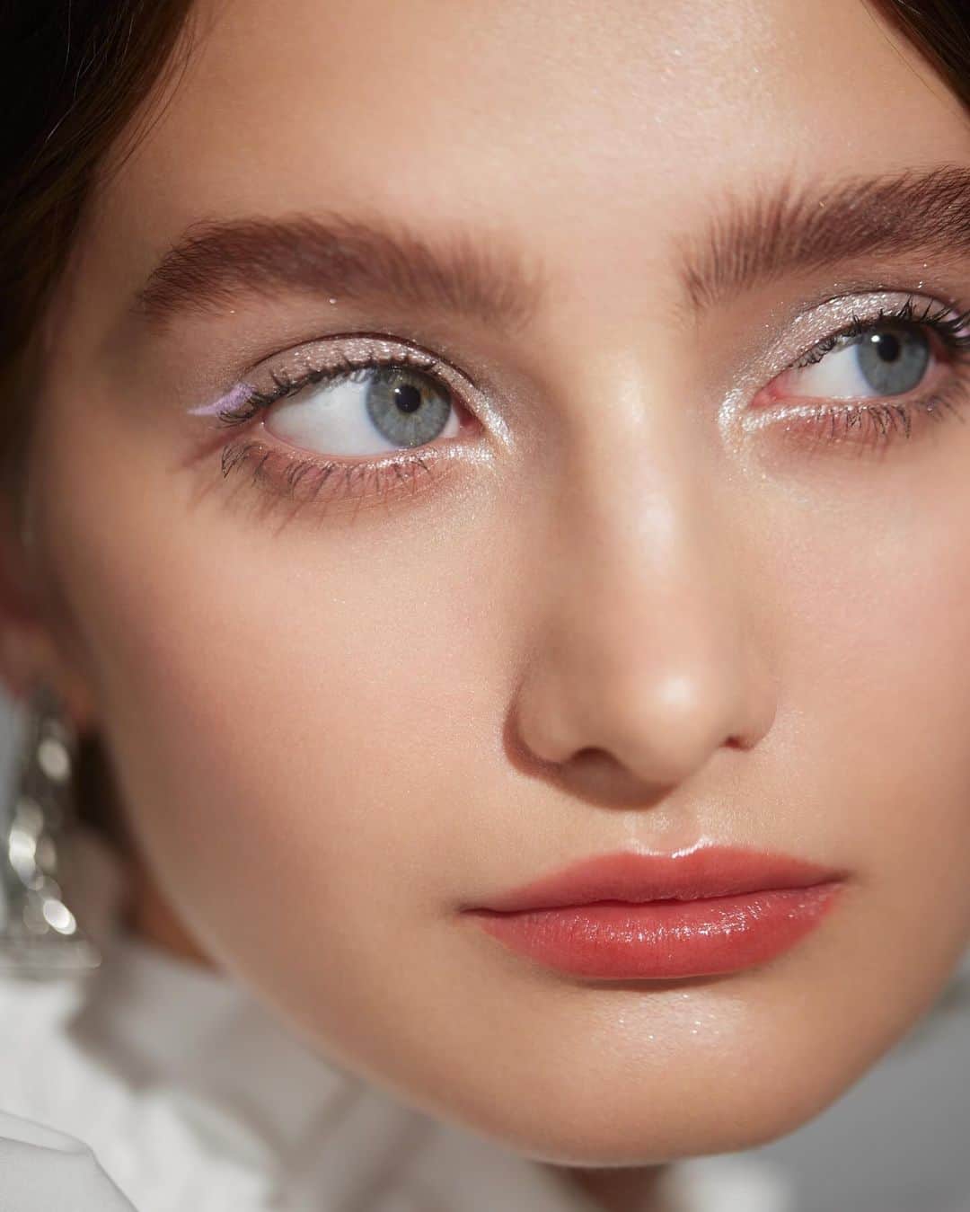 リエンダさんのインスタグラム写真 - (リエンダInstagram)「rienda beauty Holiday Collection 2023 【part.Ⅱ】 11/23(thu)10:00~PRE ORDER ━━━━━━━━━━━━━━━━━ この時期ならではの“きらめき”や“ワクワク”を コスメに詰め込んで。  特別な日にも日常にも。 寄り添いながら、 さりげない変化や華やぎを叶えてくれる ７つのラインアップ。  「私らしさを大切にする人」へ贈る スペシャルなホリデーコレクション。 ㅤㅤㅤㅤㅤㅤㅤㅤㅤㅤㅤㅤㅤ ㅤㅤㅤㅤㅤㅤㅤㅤㅤㅤㅤㅤ ◼️Holiday Collection 2023 Ⅱ ¥6,600(tax in) ㅤㅤㅤㅤㅤㅤㅤㅤㅤㅤㅤㅤㅤ ㅤㅤㅤㅤㅤㅤㅤㅤㅤㅤㅤㅤ ✧NEW ITEM✧  ・Color Eyes Mono（カラー アイズ モノ） 　¥2,420(tax in) 　01 ダイヤモンドシルバー 　濡れたようなツヤ感を演出する、透明ベースの高輝度シルバー。  　02 アンティークゴールド 　まぶたのトップコートとしても活躍する、柔らかに輝くシャンパンゴールド。 ㅤㅤㅤㅤㅤㅤㅤㅤㅤㅤㅤㅤㅤ  ・Blendable Liner（ブレンダブルライナー） 　¥2,420(tax in) 　04 ライラック 　ピュアな印象を作るマットでミルキーなライラック。  ㅤㅤㅤㅤㅤㅤㅤㅤㅤㅤㅤㅤㅤ ✧NEW ITEM✧ ・Nail Polish（ネイルポリッシュ） 　01 ピンクパール 　密度の高いパールが手元に立体感をもたらす、グレージュピンク。  ・オリジナルポーチ 　上品なシャンパンカラーにゴールドのスタッズがアクセントを添える、 　マチなしタイプのシンプルポーチ。内側には便利な仕切りつき。  ㅤㅤㅤㅤㅤㅤㅤㅤㅤㅤㅤㅤㅤ ━━━━━━━━━━━━━━━━━  【WEBSTORE】 予約開始日：11/23(thu)10:00~ 発売日：12/1(fri)  【全国rienda店舗】 発売日：12/1(fri) ㅤㅤㅤㅤㅤㅤㅤㅤㅤㅤㅤㅤㅤ ㅤㅤㅤㅤㅤㅤㅤㅤㅤㅤㅤㅤㅤ━━━━━━━━━━━━━━━━━  #riendabeauty #rienda #リエンダビューティー #クリスマスコフレ #ホリデーコレクション #コスメ #アイシャドウ #アイシャドウライナー #シングルアイシャドウ #ネイルポリッシュ」11月22日 19時45分 - rienda_official