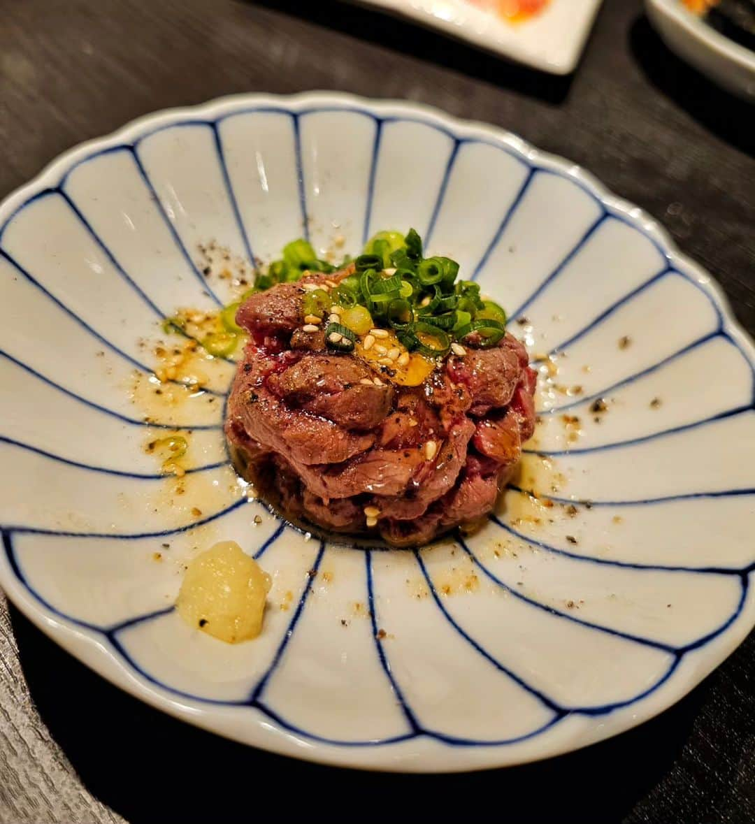 剛王さんのインスタグラム写真 - (剛王Instagram)「大阪・梅田で大人気の焼肉Labが難波にオープン。 ってことで行ってきた。 ここは黒毛和牛や国産牛の肉刺しなんかも食べ放題のお店。 飲み放題もあって100種類以上のお酒があるからこれからの忘年会や新年会にもええかも。 今回はプレミアム食べ放題を注文。 これはワンランク上の国産牛や創作料理も食べられるコース。 ￥7.500が今なら￥6.500で食べられる。 めちゃ頼んでめちゃ食べた。 こんな感じ ※厚切りタン ※焼きしゃぶ ※焼きしゃぶ焼きすき風 ※焼きしゃぶおろし ※大判サーロインユッケ 大トロ肉寿司 赤身肉寿司 炙りネギ塩ユッケ 牛タン 和牛カルビ 和牛中落ちカルビ 和牛ロース 冷麺 ビビン麺 すだちシャリシャリ冷麺 石焼チーズビビンバ黒蜜抹茶アイス 美味しいシャーベット ※印はおすすめです。 これを食べる前に大皿で ホルモンカルビ 焼きしゃぶ 茶美豚のロースステーキ 赤身ステーキ はらみ が登場。  まだまだ食べれたけど美味しいから時間いっぱいまで食べてもた。 #WoomyPR --------------------------------------------------------------------------------------------------- 焼肉Lab 難波店 住所 〒542-0076  大阪府大阪市中央区難波３丁目７−２２  中野ビル 2階 営業時間 月～金: 17:00～23:00  （料理L.O. 22:00 ドリンクL.O. 22:30） 土、日、祝日: 12:00～23:00  （料理L.O. 22:00 ドリンクL.O. 22:30） 日曜営業 定休日なし 【お店のアカウント】 @lab_namba #大阪グルメ #大阪ディナー #大阪焼肉 #焼肉好きな人と繋がりたい #難波グルメ #難波焼肉 #焼肉lab難波店  --------------------------------------------------------------------------------------------------- 12月25日から1月5日まで昼の12時からオープンしてるみたい。 お休みは12月31日と1月1日だけって凄い。 忘年会、新年会におすすめのお店。 個室もあるから皆さん是非。  #焼肉 #食べ放題 #グルメスタグラム #食べスタグラム #肉好き #肉食女子 #肉食 #肉テロ #肉 #難波 #なんば  #忘年会 #新年会」11月22日 19時45分 - gooh2010