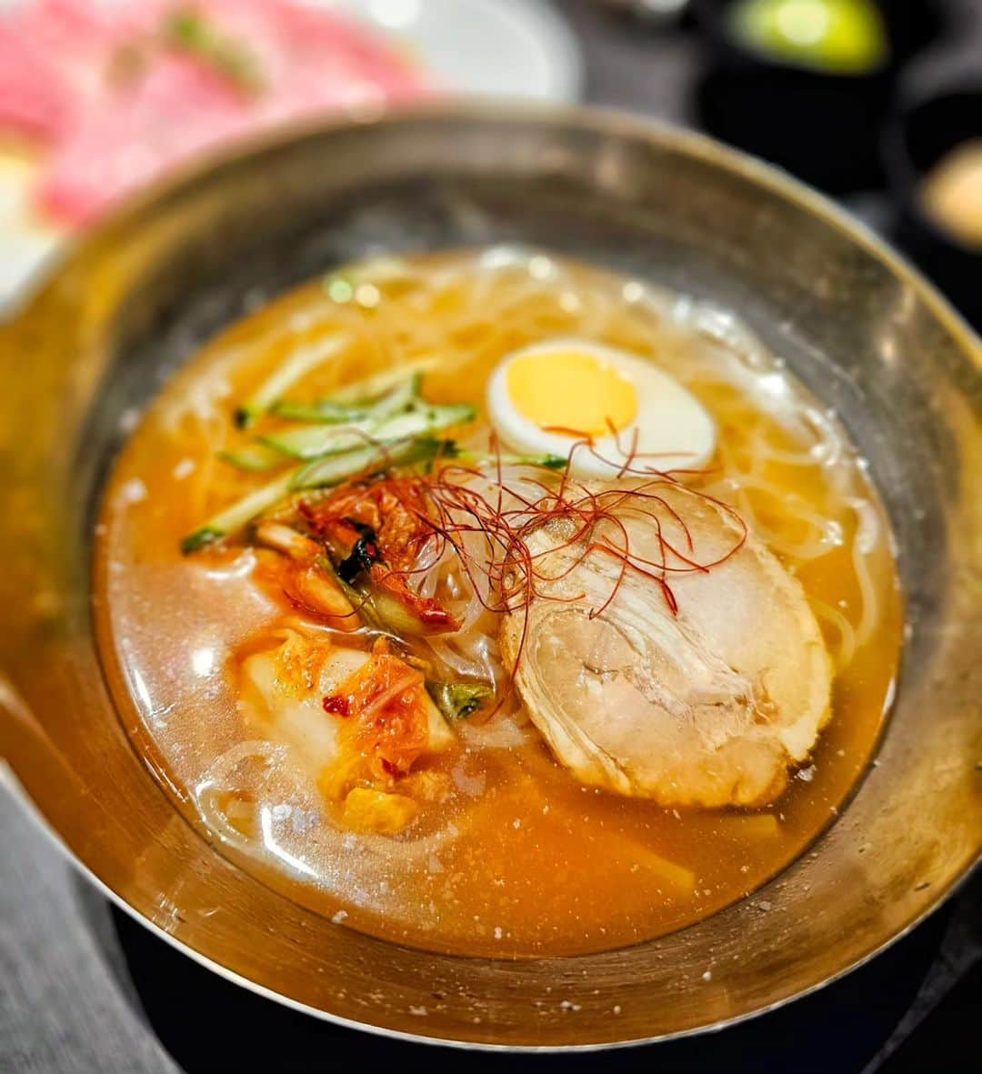 剛王さんのインスタグラム写真 - (剛王Instagram)「大阪・梅田で大人気の焼肉Labが難波にオープン。 ってことで行ってきた。 ここは黒毛和牛や国産牛の肉刺しなんかも食べ放題のお店。 飲み放題もあって100種類以上のお酒があるからこれからの忘年会や新年会にもええかも。 今回はプレミアム食べ放題を注文。 これはワンランク上の国産牛や創作料理も食べられるコース。 ￥7.500が今なら￥6.500で食べられる。 めちゃ頼んでめちゃ食べた。 こんな感じ ※厚切りタン ※焼きしゃぶ ※焼きしゃぶ焼きすき風 ※焼きしゃぶおろし ※大判サーロインユッケ 大トロ肉寿司 赤身肉寿司 炙りネギ塩ユッケ 牛タン 和牛カルビ 和牛中落ちカルビ 和牛ロース 冷麺 ビビン麺 すだちシャリシャリ冷麺 石焼チーズビビンバ黒蜜抹茶アイス 美味しいシャーベット ※印はおすすめです。 これを食べる前に大皿で ホルモンカルビ 焼きしゃぶ 茶美豚のロースステーキ 赤身ステーキ はらみ が登場。  まだまだ食べれたけど美味しいから時間いっぱいまで食べてもた。 #WoomyPR --------------------------------------------------------------------------------------------------- 焼肉Lab 難波店 住所 〒542-0076  大阪府大阪市中央区難波３丁目７−２２  中野ビル 2階 営業時間 月～金: 17:00～23:00  （料理L.O. 22:00 ドリンクL.O. 22:30） 土、日、祝日: 12:00～23:00  （料理L.O. 22:00 ドリンクL.O. 22:30） 日曜営業 定休日なし 【お店のアカウント】 @lab_namba #大阪グルメ #大阪ディナー #大阪焼肉 #焼肉好きな人と繋がりたい #難波グルメ #難波焼肉 #焼肉lab難波店  --------------------------------------------------------------------------------------------------- 12月25日から1月5日まで昼の12時からオープンしてるみたい。 お休みは12月31日と1月1日だけって凄い。 忘年会、新年会におすすめのお店。 個室もあるから皆さん是非。  #焼肉 #食べ放題 #グルメスタグラム #食べスタグラム #肉好き #肉食女子 #肉食 #肉テロ #肉 #難波 #なんば  #忘年会 #新年会」11月22日 19時45分 - gooh2010