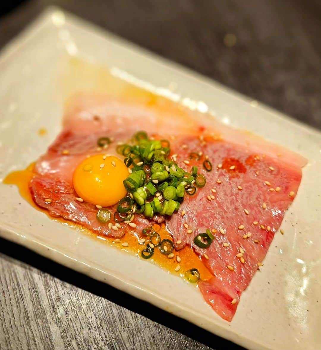 剛王さんのインスタグラム写真 - (剛王Instagram)「大阪・梅田で大人気の焼肉Labが難波にオープン。 ってことで行ってきた。 ここは黒毛和牛や国産牛の肉刺しなんかも食べ放題のお店。 飲み放題もあって100種類以上のお酒があるからこれからの忘年会や新年会にもええかも。 今回はプレミアム食べ放題を注文。 これはワンランク上の国産牛や創作料理も食べられるコース。 ￥7.500が今なら￥6.500で食べられる。 めちゃ頼んでめちゃ食べた。 こんな感じ ※厚切りタン ※焼きしゃぶ ※焼きしゃぶ焼きすき風 ※焼きしゃぶおろし ※大判サーロインユッケ 大トロ肉寿司 赤身肉寿司 炙りネギ塩ユッケ 牛タン 和牛カルビ 和牛中落ちカルビ 和牛ロース 冷麺 ビビン麺 すだちシャリシャリ冷麺 石焼チーズビビンバ黒蜜抹茶アイス 美味しいシャーベット ※印はおすすめです。 これを食べる前に大皿で ホルモンカルビ 焼きしゃぶ 茶美豚のロースステーキ 赤身ステーキ はらみ が登場。  まだまだ食べれたけど美味しいから時間いっぱいまで食べてもた。 #WoomyPR --------------------------------------------------------------------------------------------------- 焼肉Lab 難波店 住所 〒542-0076  大阪府大阪市中央区難波３丁目７−２２  中野ビル 2階 営業時間 月～金: 17:00～23:00  （料理L.O. 22:00 ドリンクL.O. 22:30） 土、日、祝日: 12:00～23:00  （料理L.O. 22:00 ドリンクL.O. 22:30） 日曜営業 定休日なし 【お店のアカウント】 @lab_namba #大阪グルメ #大阪ディナー #大阪焼肉 #焼肉好きな人と繋がりたい #難波グルメ #難波焼肉 #焼肉lab難波店  --------------------------------------------------------------------------------------------------- 12月25日から1月5日まで昼の12時からオープンしてるみたい。 お休みは12月31日と1月1日だけって凄い。 忘年会、新年会におすすめのお店。 個室もあるから皆さん是非。  #焼肉 #食べ放題 #グルメスタグラム #食べスタグラム #肉好き #肉食女子 #肉食 #肉テロ #肉 #難波 #なんば  #忘年会 #新年会」11月22日 19時45分 - gooh2010