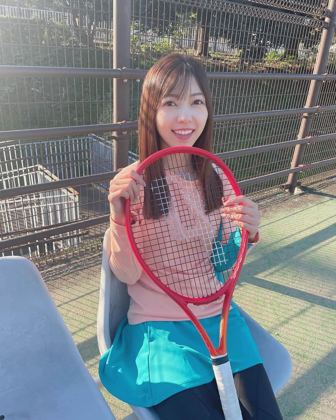 川又智菜美のインスタグラム：「今日は暖かくてロンTでテニスしてたら汗だくになった😂 ⁡ 移動もロンT＋薄いしゃかしゃかで （あのしゃかしゃかのやつで伝わるかな？😂） 充分で、寒さが苦手な私としては過ごしやすかったです🤭 ⁡ 皆さんはコート着てお出かけされたのかな？ まだまだ服装悩む時期ですね🤔🤔🤔 ⁡ 2枚目は謎に不満顔のわたし。笑 ⁡ #tennis #テニス女子 #テニス #princetennis #roche」