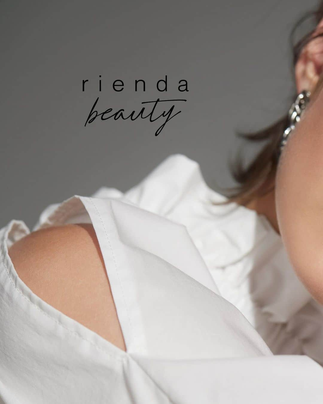 リエンダさんのインスタグラム写真 - (リエンダInstagram)「rienda beauty Holiday Collection 2023 【part.Ⅱ】 11/23(thu)10:00~PRE ORDER ━━━━━━━━━━━━━━━━━ この時期ならではの“きらめき”や“ワクワク”を コスメに詰め込んで。  特別な日にも日常にも。 寄り添いながら、 さりげない変化や華やぎを叶えてくれる ７つのラインアップ。  「私らしさを大切にする人」へ贈る スペシャルなホリデーコレクション。 ㅤㅤㅤㅤㅤㅤㅤㅤㅤㅤㅤㅤㅤ ㅤㅤㅤㅤㅤㅤㅤㅤㅤㅤㅤㅤ ◼️Holiday Collection 2023 Ⅱ ¥6,600(tax in) ㅤㅤㅤㅤㅤㅤㅤㅤㅤㅤㅤㅤㅤ ㅤㅤㅤㅤㅤㅤㅤㅤㅤㅤㅤㅤ ✧NEW ITEM✧  ・Color Eyes Mono（カラー アイズ モノ） 　¥2,420(tax in) 　01 ダイヤモンドシルバー 　濡れたようなツヤ感を演出する、透明ベースの高輝度シルバー。  　02 アンティークゴールド 　まぶたのトップコートとしても活躍する、柔らかに輝くシャンパンゴールド。 ㅤㅤㅤㅤㅤㅤㅤㅤㅤㅤㅤㅤㅤ  ・Blendable Liner（ブレンダブルライナー） 　¥2,420(tax in) 　04 ライラック 　ピュアな印象を作るマットでミルキーなライラック。  ㅤㅤㅤㅤㅤㅤㅤㅤㅤㅤㅤㅤㅤ ✧NEW ITEM✧ ・Nail Polish（ネイルポリッシュ） 　01 ピンクパール 　密度の高いパールが手元に立体感をもたらす、グレージュピンク。  ・オリジナルポーチ 　上品なシャンパンカラーにゴールドのスタッズがアクセントを添える、 　マチなしタイプのシンプルポーチ。内側には便利な仕切りつき。  ㅤㅤㅤㅤㅤㅤㅤㅤㅤㅤㅤㅤㅤ ━━━━━━━━━━━━━━━━━  【WEBSTORE】 予約開始日：11/23(thu)10:00~ 発売日：12/1(fri)  【全国rienda店舗】 発売日：12/1(fri) ㅤㅤㅤㅤㅤㅤㅤㅤㅤㅤㅤㅤㅤ ㅤㅤㅤㅤㅤㅤㅤㅤㅤㅤㅤㅤㅤ━━━━━━━━━━━━━━━━━  #riendabeauty #rienda #リエンダビューティー #クリスマスコフレ #ホリデーコレクション #コスメ #アイシャドウ #アイシャドウライナー #シングルアイシャドウ #ネイルポリッシュ」11月22日 19時47分 - rienda_official