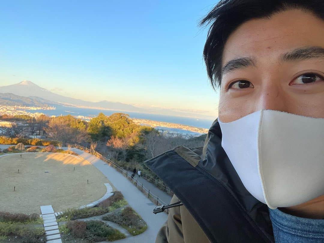 須藤誠人のインスタグラム：「5年ぶりに静岡マラソン開催です😆 高低差が少なく、走りやすいコース🏃🏻‍♂️ 普段走ることのできない大通りを走れるのも魅力のひとつです。 富士山が望めるビューポイントを通過しながら、ゴールへ🗻 景色を楽しみながら、 初マラソン完走に挑戦しませんか？  静岡マラソンは 来年2024年3月10日開催！ 2次募集受付中です。 (※定員に達し次第終了です。)」