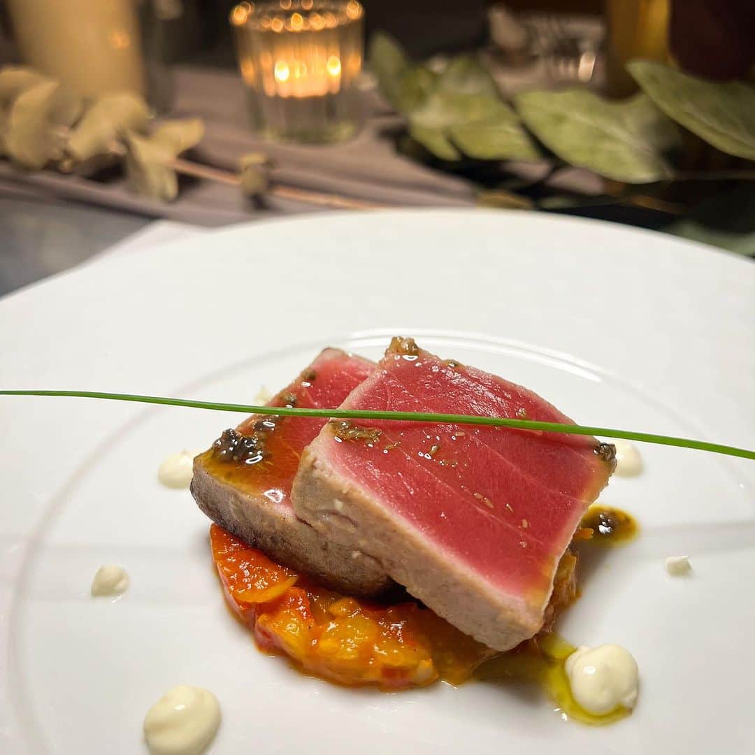 HOTEL EMANONのインスタグラム：「. . 12/23~12/25<LUNCH/DINNER〉限定 Xmasコースご予約受付START!!  . . Entree 本マグロのタリアータ下仁田葱のカポナータを添えて  高温で表面を焼き上げ、レアに仕立てた本マグロと 群馬県のブランド下仁田葱などで 仕上げたカポナータ添えました。 甘酸、旨み楽しめる一皿です！  是非ご予約お待ちしております！ @hotelemanon」