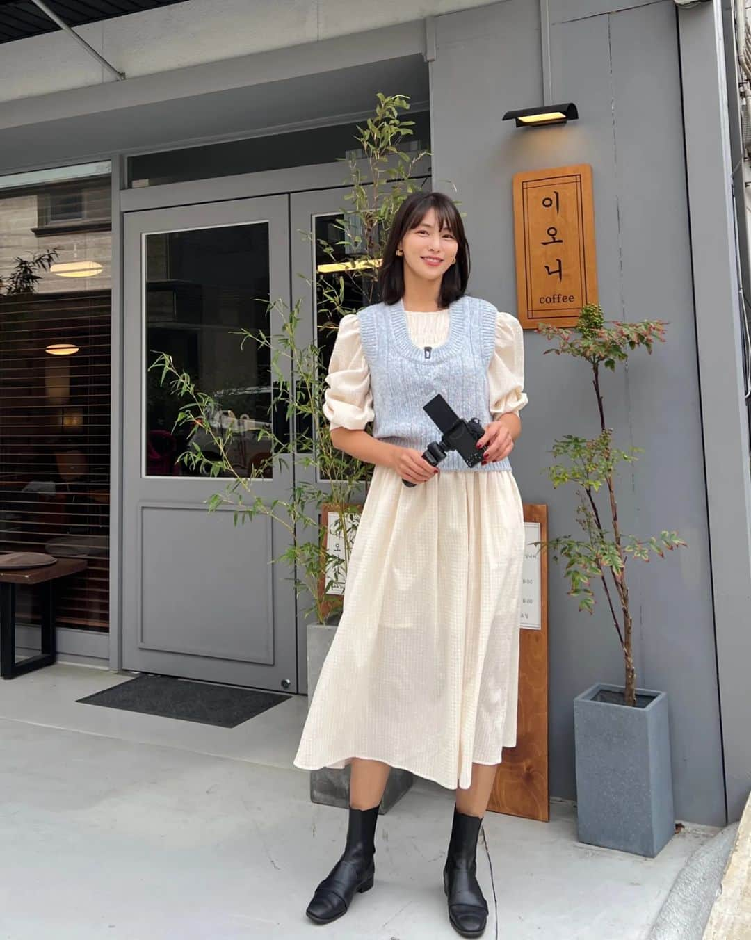 キム・ジョンファのインスタグラム：「송파구 주민들 모여라🙌🙌🙌 송파의 숨은 찐 커피 맛집을 찾았습니다💜 저뿐만 아니라 같이간 모든 분들이  커피에 감탄하고 디저트에 또 한 번 놀라며  숨은 고수의 맛집을 찾은 것 같아 엄청 기뻤습니다🤩  #안구정화커피 에서  커피에 찐 고수를 소개합니다👍  지금 빨리 들어오세요🙆‍♀️ #송파 #커피의고수 #이오니 #꼭가봐야해 #안구정화커피」