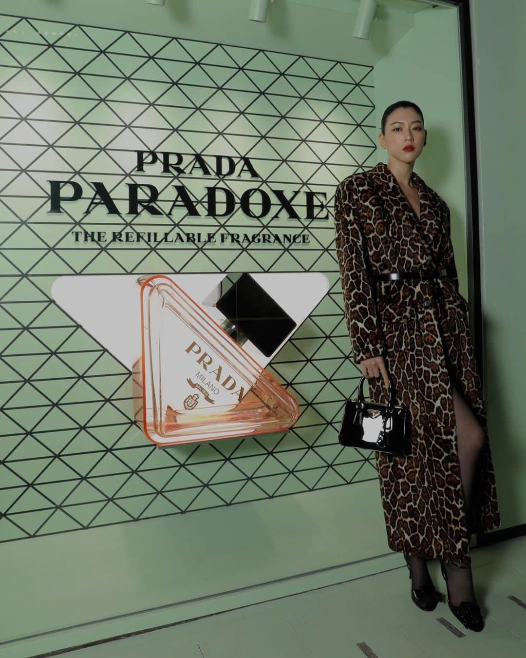 三吉彩花さんのインスタグラム写真 - (三吉彩花Instagram)「-PRADA-  「プラダ ビューティ トウキョウ」が原宿にオープン  PRADAの数々のフレグランスを体験できる他 UVプリントを施せる限定サービスも。  この機会に是非華やかな香りに包まれながら特別な体験を🎁  #prada #PradaParadoxe #PradaBeauty  #プラダパラドックス #pr」11月22日 19時50分 - miyoshi.aa