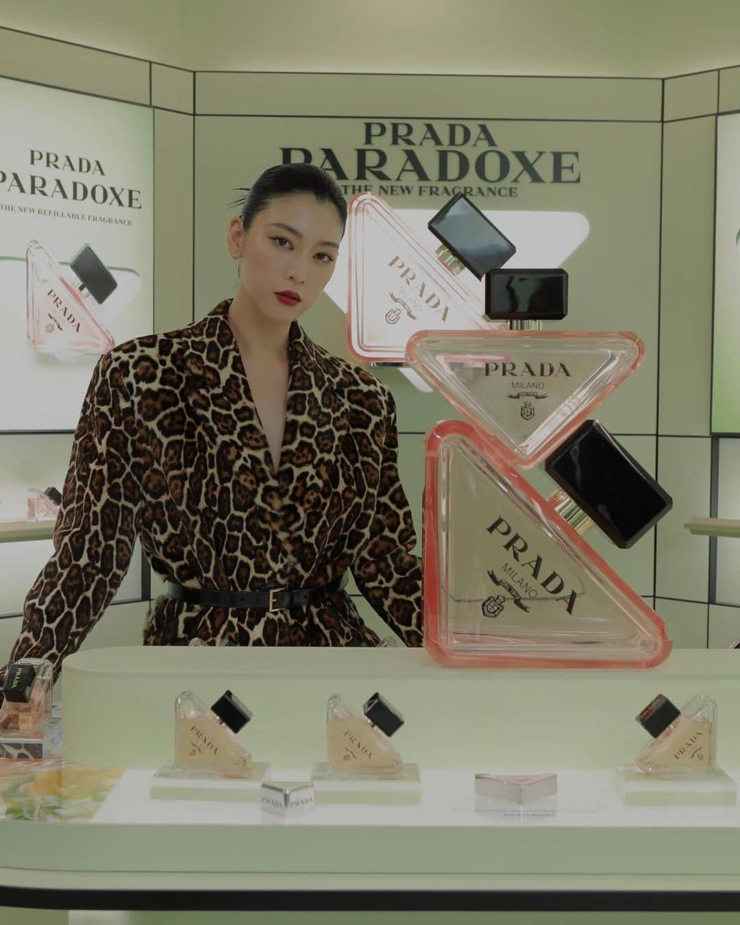 三吉彩花さんのインスタグラム写真 - (三吉彩花Instagram)「-PRADA-  「プラダ ビューティ トウキョウ」が原宿にオープン  PRADAの数々のフレグランスを体験できる他 UVプリントを施せる限定サービスも。  この機会に是非華やかな香りに包まれながら特別な体験を🎁  #prada #PradaParadoxe #PradaBeauty  #プラダパラドックス #pr」11月22日 19時50分 - miyoshi.aa