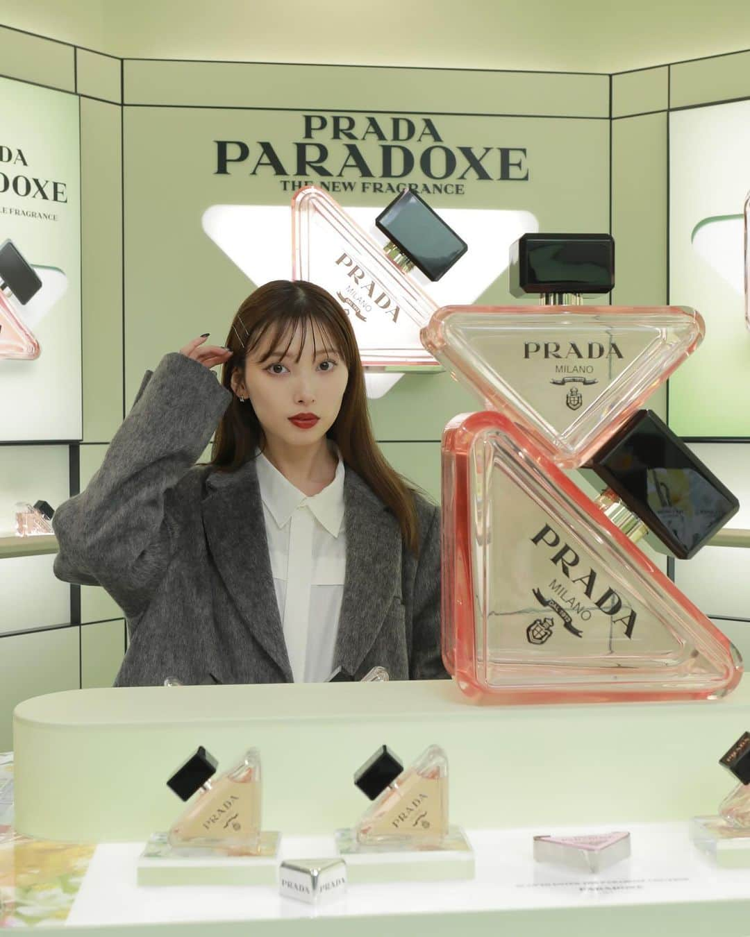 谷川菜奈のインスタグラム：「@pradabeauty  表参道にオープンしたPOPUP プラダ ビューティ トウキョウへ🖤  #PR #prada #PradaParadoxe #PradaBeauty #プラダパラドックス」