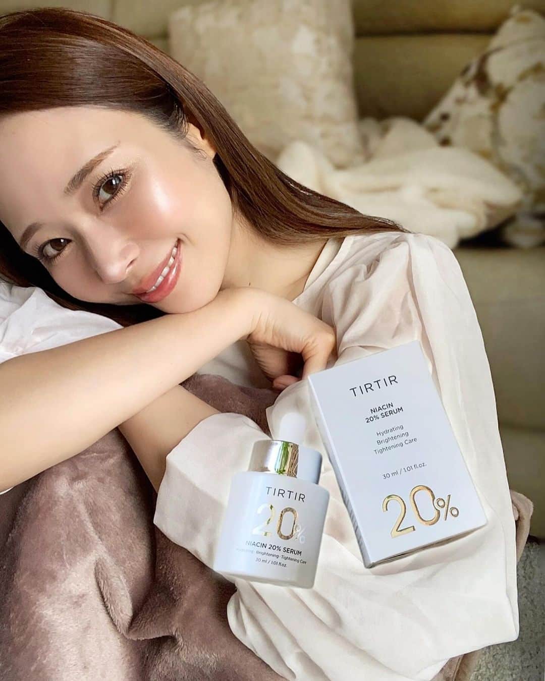 ゆいこ ◡̈♥︎のインスタグラム：「-`📢⋆Qoo10 メガ割り！ㅤㅤㅤㅤㅤㅤㅤㅤㅤㅤㅤㅤㅤ ㅤㅤㅤㅤㅤㅤㅤㅤㅤㅤㅤㅤㅤ ㅤㅤㅤㅤㅤㅤㅤㅤㅤㅤㅤㅤㅤ @tirtir_jp_official からのスキンケア🌿‬ ܸ ㅤㅤㅤㅤㅤㅤㅤㅤㅤㅤㅤㅤㅤ TIRTIR NIACIN 20%SERUM ㅤㅤㅤㅤㅤㅤㅤㅤㅤㅤㅤㅤㅤ とろーーんってしたテクスチャで 美白やシワ改善に効果抜群の ナイアシンマイドを ２０％配合した ミルクセラム🍼 ㅤㅤㅤㅤㅤㅤㅤㅤㅤㅤㅤㅤㅤ 乾燥で粉ふきさんでも 保湿されて めっちゃ潤う🥹 それに、ベタつかなかった！  毛穴レスな透明感のある艶肌に 憧れてるから メガ割りで追加購入しようと カートにもう入れてるほどリピ確定 🤍 ㅤㅤㅤㅤㅤㅤㅤㅤㅤㅤㅤㅤㅤ ㅤㅤㅤㅤㅤㅤㅤㅤㅤㅤㅤㅤㅤみんなも この美容液ぜひ使ってみて🥺 ほんっまに良い。！ ㅤㅤㅤㅤㅤㅤㅤㅤㅤㅤㅤㅤㅤ ㅤㅤㅤㅤㅤㅤㅤㅤㅤㅤㅤㅤㅤ #tirtir #美容液 #qoo10 #pr」