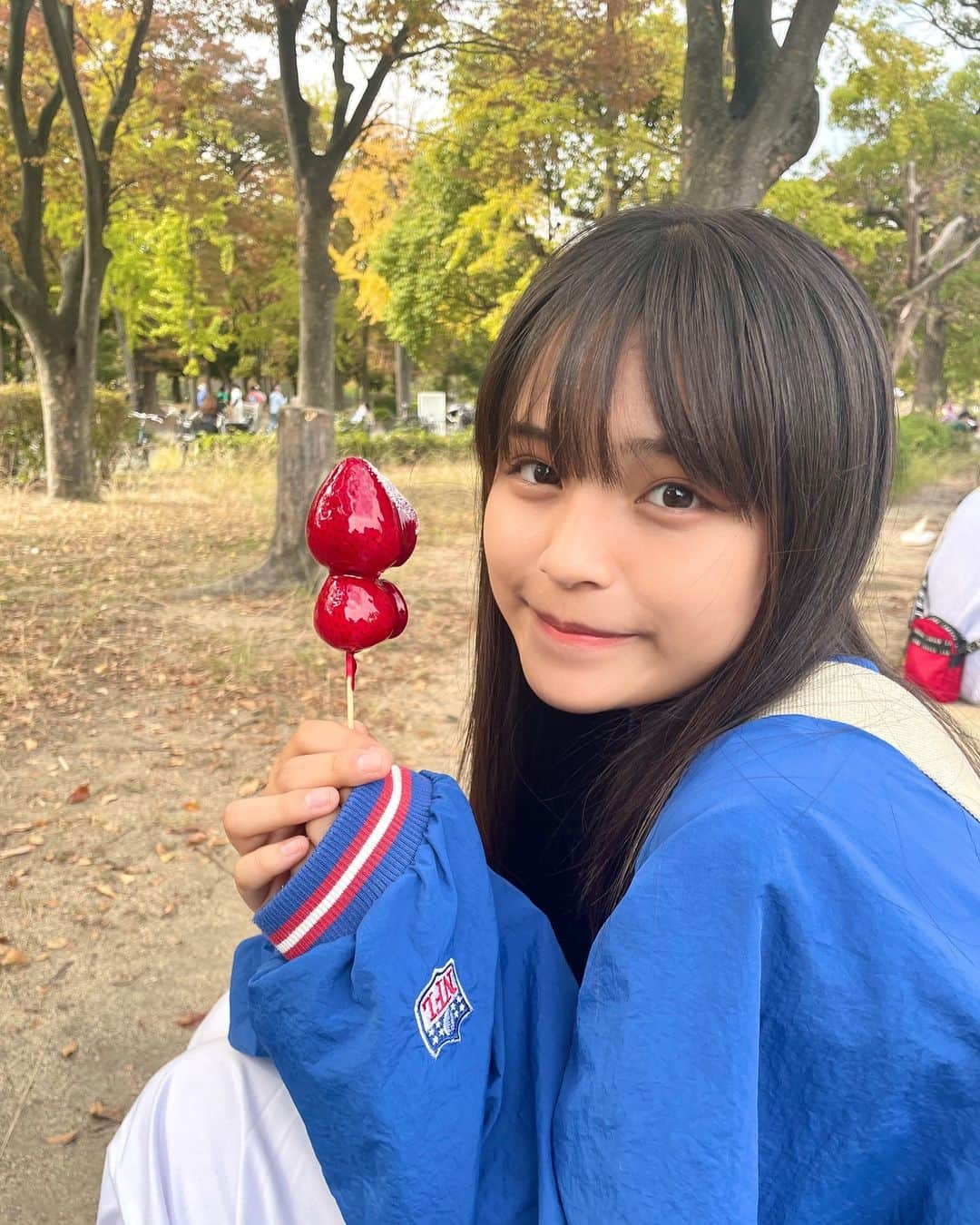 有坂小花のインスタグラム：「いちごあめ〜🍓🎀  パリパリで美味しかったー！♪  #有坂心花 #ニコラ #nicola #ニコラ12月号 #ニコラ12月号発売中 #ニコモ #いちご飴」