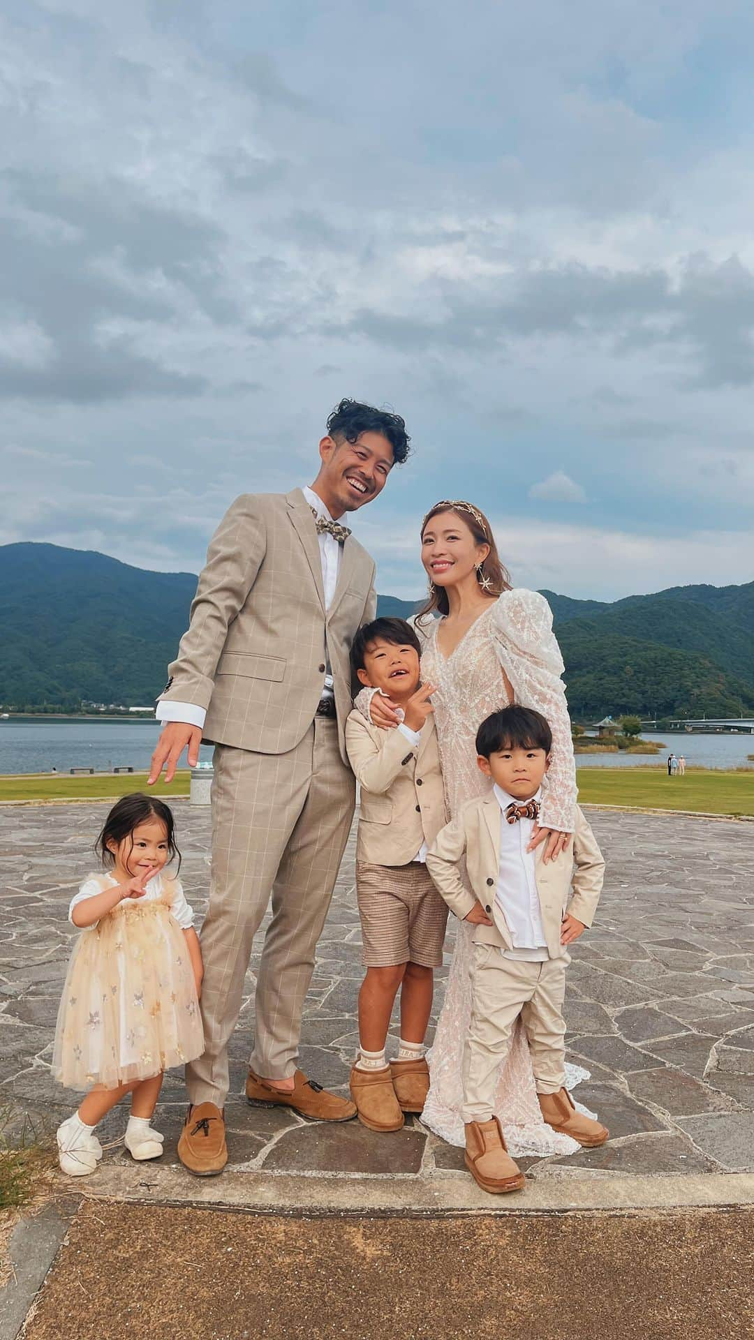 -LIFE IS FUN-のインスタグラム：「10year anniversary🤵🏽‍♂️👰🏼‍♀️  結婚して10年経ちました🫶🏼🕊️🤍 出逢ってからは12年一緒にいるけど 喧嘩する度に必ず👨🏽から寄り添ってくれて 私のこともちゃんと叱ってくれる。 本当に愛でしかない寛大なパパ😭✨✨ 私が笑っていることが何よりも大事と 言ってくれていつも家族を全力で支えくれてる  感謝でしかない。 これからも " 今が１番幸せ " を 更新していきましょ🫶🏼🕊️🌈❤️✨  #weeding  #weddingdress  #weddingphotography  #weddingmakeup  #weddinghair#anniversary #me#make#hair#王冠  #メイク#クラウン #ウェディングメイク #ウェディングヘア #ウェディングフォト #ウェディングドレス #結婚10周年」