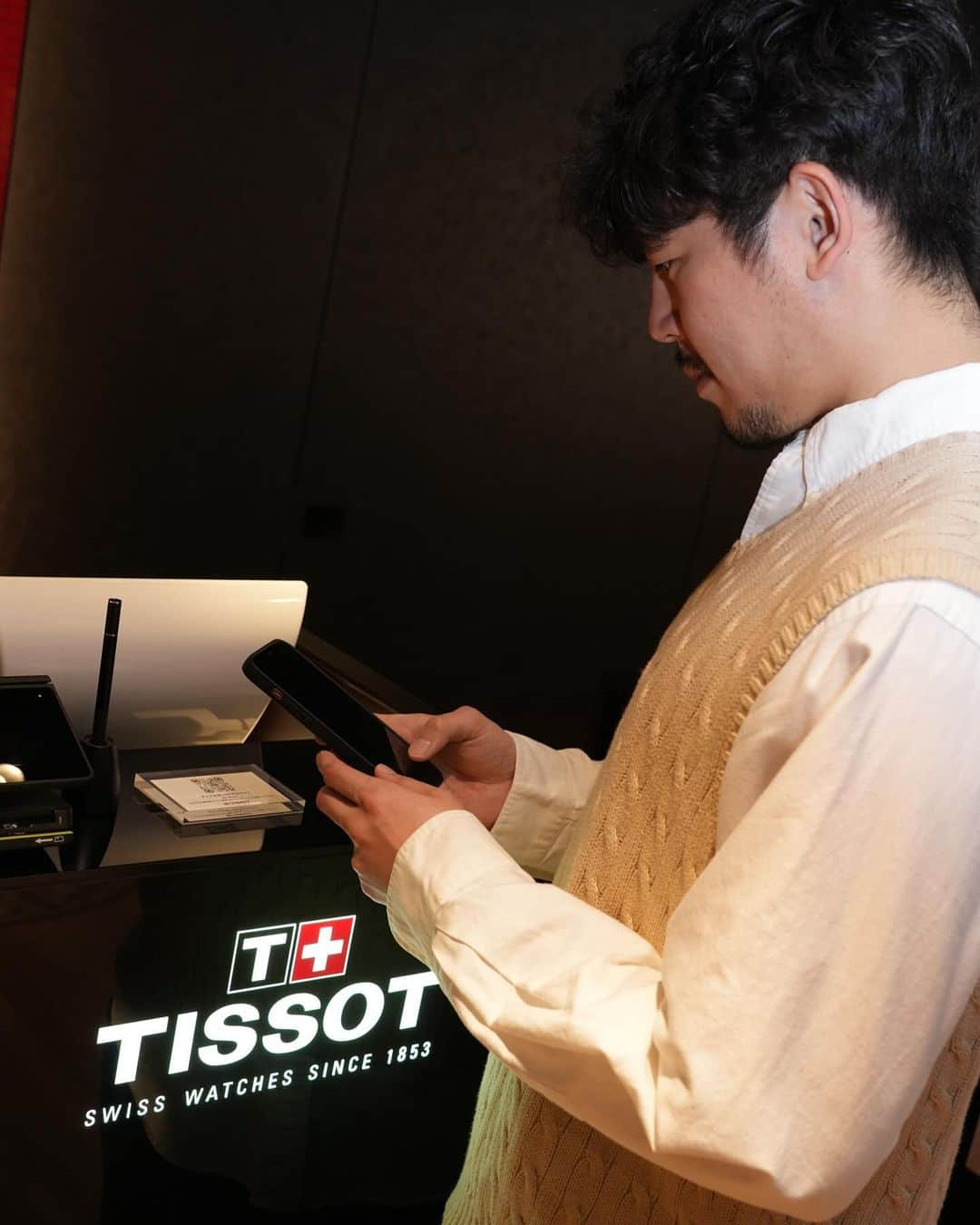 長谷川惠一さんのインスタグラム写真 - (長谷川惠一Instagram)「TISSOT × BASKETBALLのキャンペーンをしている銀座のブティックにお邪魔してきました🏀  TISSOTはNBAのオフィシャルタイムキーパーでもあり、コレクションはモダンで都会的なスタイルがカッコよかった⌚️✨  キャンペーン実施店舗では、ティソ公式LINEアカウントをお友達登録するともらえるプレゼントや、ご購入者への限定特典を用意しているみたいなので、皆さんもぜひ足を運んでみてください🎁  NBAコラボということで、気合い入れてシャツの下にブルズの赤いTシャツを着て行ったのに、撮影の時に恥ずかしくて脱がなかったのは内緒🤫笑  #PR  #Tissot  #ティソ  #ティソブティック銀座  #ティソバスケキャンペーン」11月22日 19時56分 - keiichihasegawa