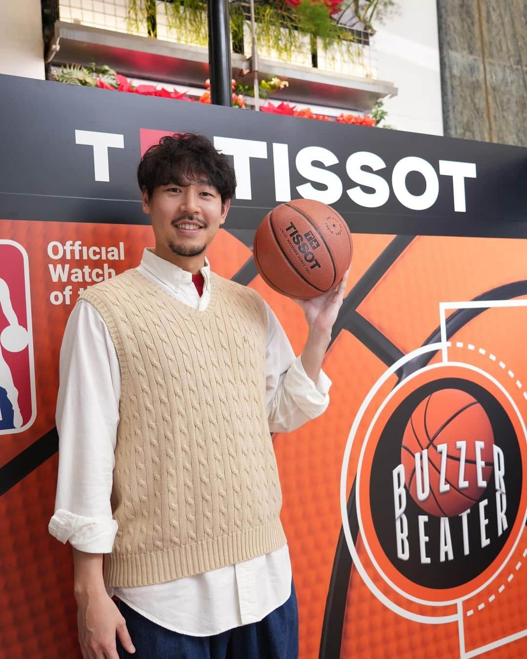 長谷川惠一さんのインスタグラム写真 - (長谷川惠一Instagram)「TISSOT × BASKETBALLのキャンペーンをしている銀座のブティックにお邪魔してきました🏀  TISSOTはNBAのオフィシャルタイムキーパーでもあり、コレクションはモダンで都会的なスタイルがカッコよかった⌚️✨  キャンペーン実施店舗では、ティソ公式LINEアカウントをお友達登録するともらえるプレゼントや、ご購入者への限定特典を用意しているみたいなので、皆さんもぜひ足を運んでみてください🎁  NBAコラボということで、気合い入れてシャツの下にブルズの赤いTシャツを着て行ったのに、撮影の時に恥ずかしくて脱がなかったのは内緒🤫笑  #PR  #Tissot  #ティソ  #ティソブティック銀座  #ティソバスケキャンペーン」11月22日 19時56分 - keiichihasegawa