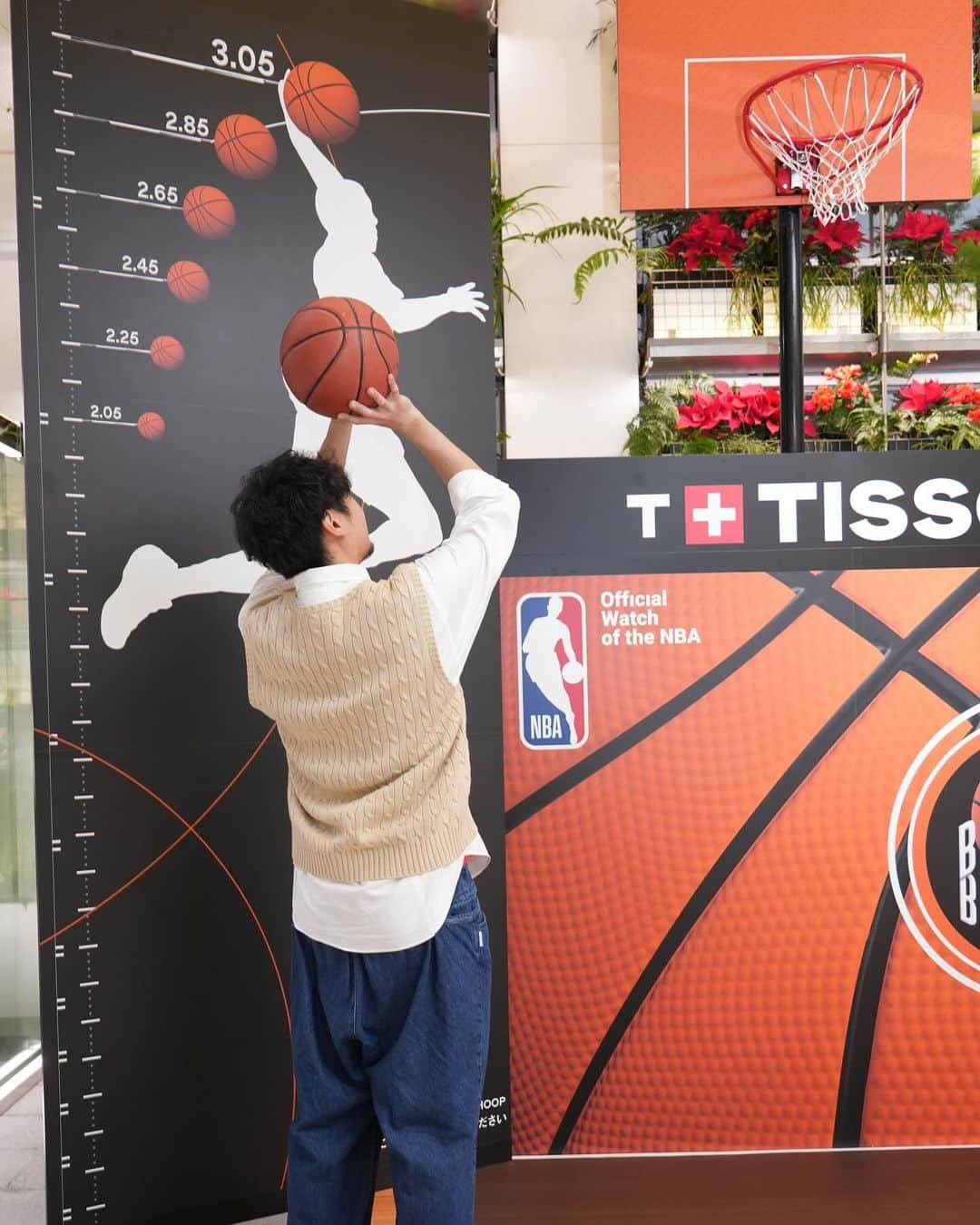 長谷川惠一さんのインスタグラム写真 - (長谷川惠一Instagram)「TISSOT × BASKETBALLのキャンペーンをしている銀座のブティックにお邪魔してきました🏀  TISSOTはNBAのオフィシャルタイムキーパーでもあり、コレクションはモダンで都会的なスタイルがカッコよかった⌚️✨  キャンペーン実施店舗では、ティソ公式LINEアカウントをお友達登録するともらえるプレゼントや、ご購入者への限定特典を用意しているみたいなので、皆さんもぜひ足を運んでみてください🎁  NBAコラボということで、気合い入れてシャツの下にブルズの赤いTシャツを着て行ったのに、撮影の時に恥ずかしくて脱がなかったのは内緒🤫笑  #PR  #Tissot  #ティソ  #ティソブティック銀座  #ティソバスケキャンペーン」11月22日 19時56分 - keiichihasegawa