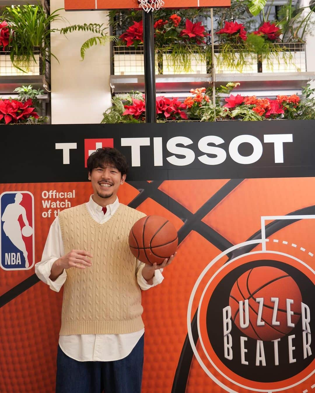 長谷川惠一のインスタグラム：「TISSOT × BASKETBALLのキャンペーンをしている銀座のブティックにお邪魔してきました🏀  TISSOTはNBAのオフィシャルタイムキーパーでもあり、コレクションはモダンで都会的なスタイルがカッコよかった⌚️✨  キャンペーン実施店舗では、ティソ公式LINEアカウントをお友達登録するともらえるプレゼントや、ご購入者への限定特典を用意しているみたいなので、皆さんもぜひ足を運んでみてください🎁  NBAコラボということで、気合い入れてシャツの下にブルズの赤いTシャツを着て行ったのに、撮影の時に恥ずかしくて脱がなかったのは内緒🤫笑  #PR  #Tissot  #ティソ  #ティソブティック銀座  #ティソバスケキャンペーン」