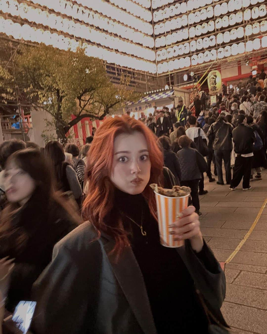 NANAMIのインスタグラム：「🏮酉の市🏮  #ootd #ootdfashion #酉の市 #赤髪 #redhair #チェリーレッド #レッドブラウン #ヘアカラー #ヘアスタイル #海外ヘア #instagood #instalike」