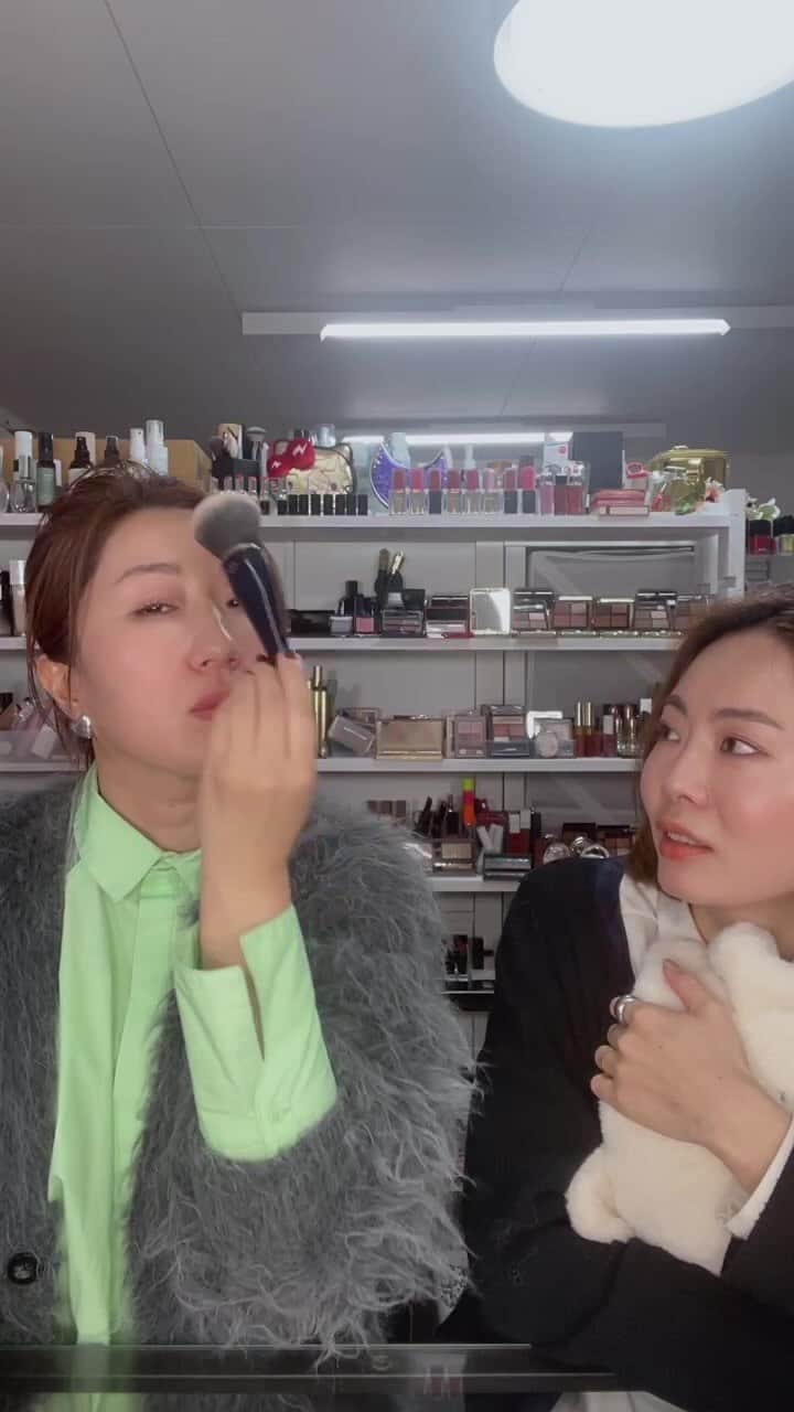 長井かおりのインスタグラム：「エリックとゲリラライブ♡  ・メイクアップパーティーについて(昨年で一区切りとさせて頂きました！)その想い ・プロ向けレッスンについての想い ・お粉どれくらいブラシにとる？ ・お粉をブラシで磨くとは？ ・お粉は鑑識タッチで」
