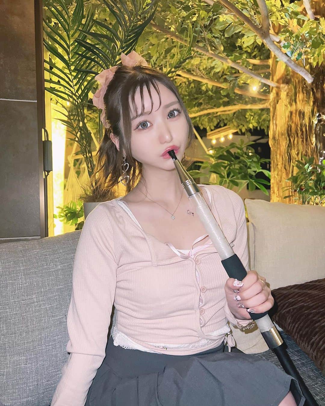 のインスタグラム：「4秒に１個売れている！TIRTIR のファンデの新作のマスクフィットクリスタルメッシュクッション　が出たので早速試してみたよ(՞ . .՞)ฅ” ⁡ パッケージがキラキラで可愛い〜💎✨  ⁡ ⁡ 最初はパフで優しく5回以上叩いて馴染ませてから使うよ💡 ⁡ ナチュラルメイクからしっかりカバーまでパフで重ねる回数で仕上がりをコントロールすることができて、私は基本1回、気になる部分は2〜3回重ねるとかなりカバー出来て良かったჱ̒^ ̳ ̫ ̳^ ⁡ パウダーとの相性もとても良いからぜひ使ってみてね🤍 ⁡* ⁡* @tirtir_jp_official #PR #TIRTIR #マスクフィットクリスタルメッシュクッション　 #マスクフィット #マスクフィットシリーズ #最強ベース」
