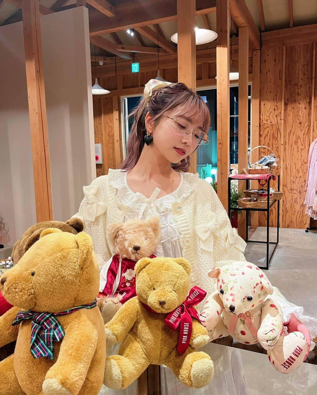 戸田真琴さんのインスタグラム写真 - (戸田真琴Instagram)「明日11/23に表参道にOpenする Timeless Pink House @pinkhouse_omotesando  にお邪魔しました🏠  広い！かわいい！アイテム数がレベチ！一生に一度は着たい特別なお洋服だらけの空間に居られてとにかく幸せでした。  PINK HOUSEのお洋服やコラボ商品はもちろん、メンズラインのKarl Helmutも取り扱いがあるみたいで胸熱です❤️‍🔥  @pinkhouse_poche  #PINKHOUSE #PINKHOUSE_omotesando  #pinkhouse_poche   🪑  PINKHOUSEとの出逢いは10年くらい前、いつも一緒にいる女の子がある日突然「私、明日からPINK HOUSEしか着ない女の子になる」と宣言して新品、古着、メルカリなどあらゆる方法でPINK HOUSEのお洋服を買い集め、学校にも毎日引きずる長さのフリルのスカートを着てくるようになった時です。 彼女が着てくるPINK HOUSEのお洋服は新しくても古くてもすべて可愛くて、明るい色でもおとなしい色でも浮世から切り離された品の良さがあって、いつか着てみたいなと思っていました。  初めてPINK HOUSEのお洋服を購入したのは大分おとなになってからで、Photobookの衣装として「今回のテーマには絶対PINKHOUSEがいい！」と決めて購入しました。これまで手にしたお洋服も、これから出会うお洋服たちも、PINKHOUSEのものなら何十年も大切にしていけると思っています。  またお買い物に来るのが楽しみです🧸」11月22日 19時59分 - toda_makoto