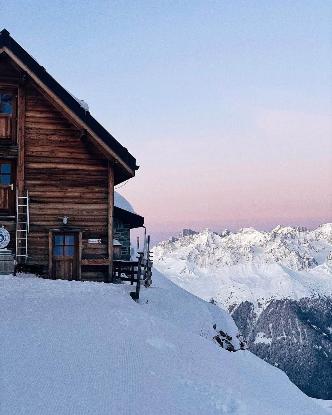 Mammutさんのインスタグラム写真 - (MammutInstagram)「Here are some BTS from our Haldigrat collection shoot in Verbier last year. Needed to share this so we all get inspired to go out to the mountains this week.  🤳 @ebbaforsgren   #mammut」11月22日 19時59分 - mammut_swiss1862