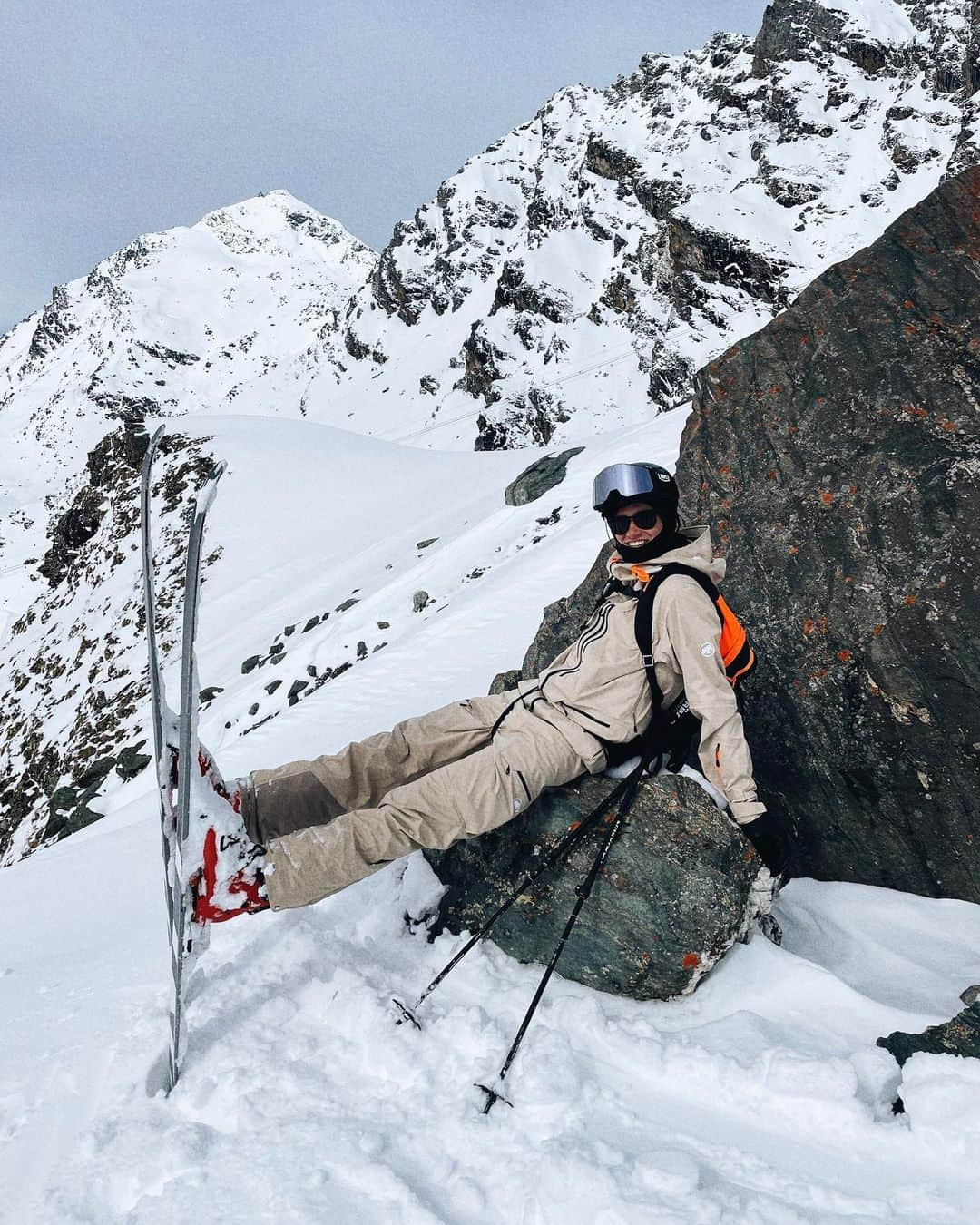 Mammutさんのインスタグラム写真 - (MammutInstagram)「Here are some BTS from our Haldigrat collection shoot in Verbier last year. Needed to share this so we all get inspired to go out to the mountains this week.  🤳 @ebbaforsgren   #mammut」11月22日 19時59分 - mammut_swiss1862